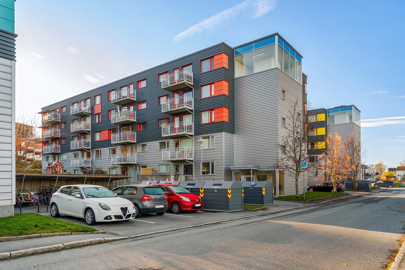 Borettslagets tomt er opparbeidet med asfalt, grus, diverse beplantninger, plenareal, lekeplass og biloppstillingsplasser. Felles trappeoppgang med callinganlegg og heis. Galleribilde