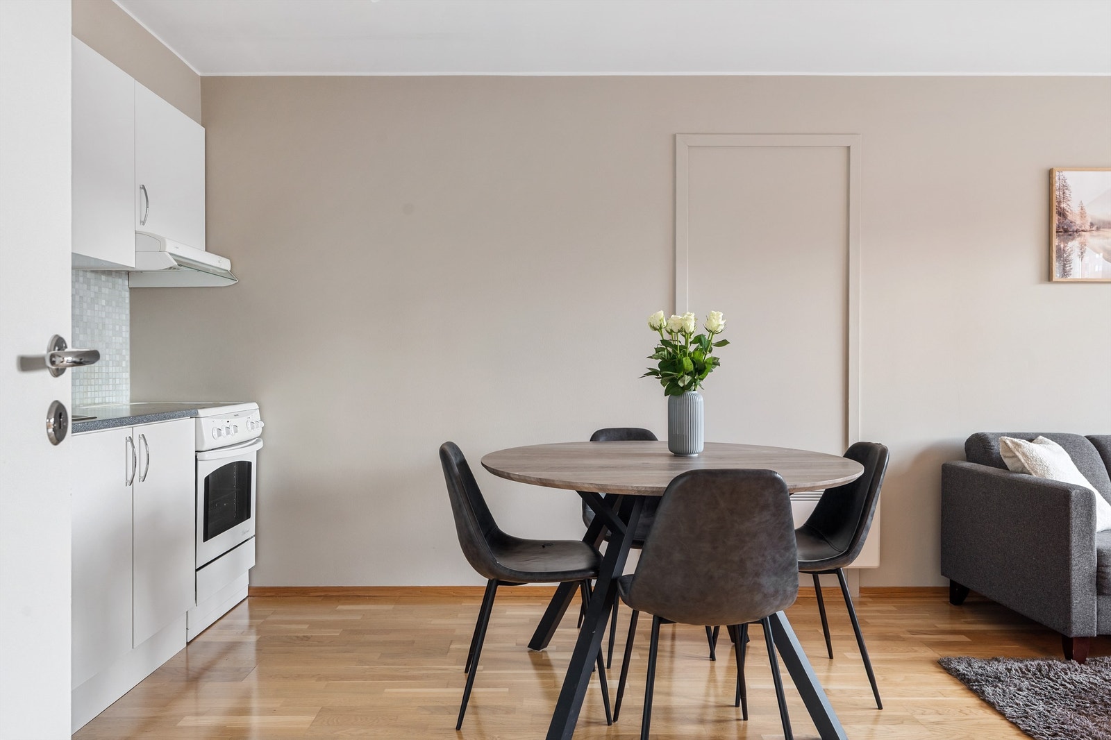 Kjøkkenet er naturlig tilbaketrukket som gir rom for spisegruppe Galleribilde