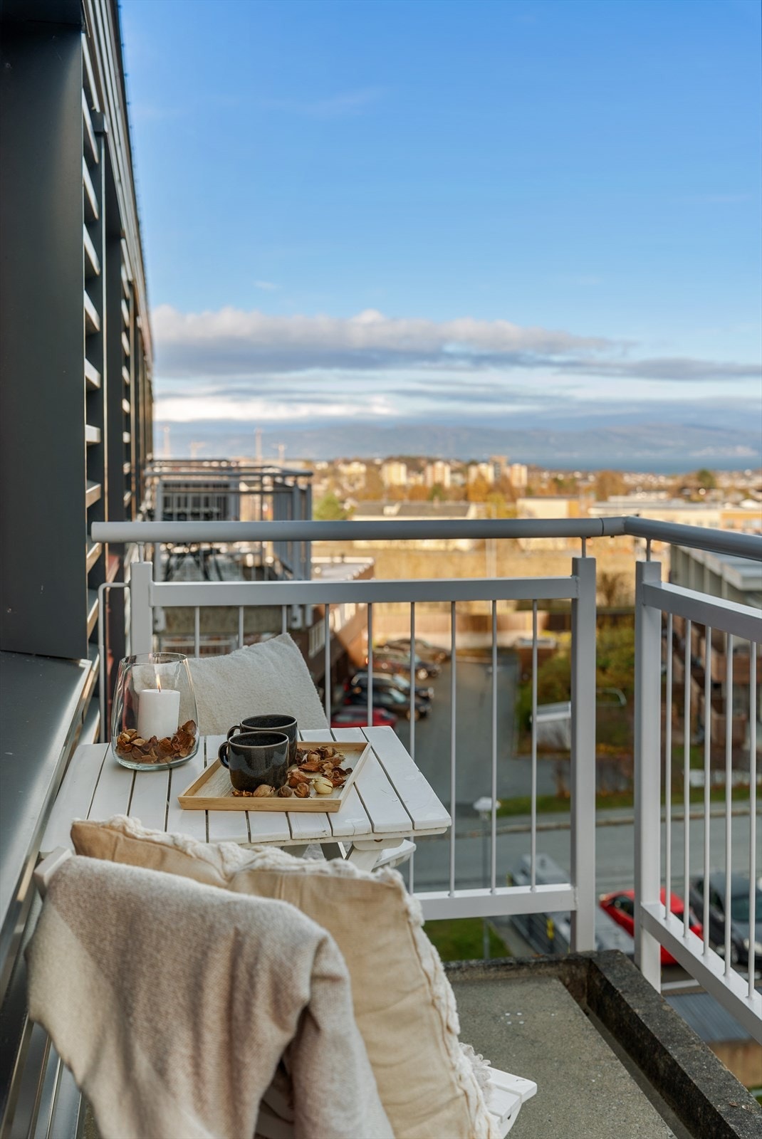Ta morgenkaffen på balkongens mens man nyter utsikten over byen Galleribilde
