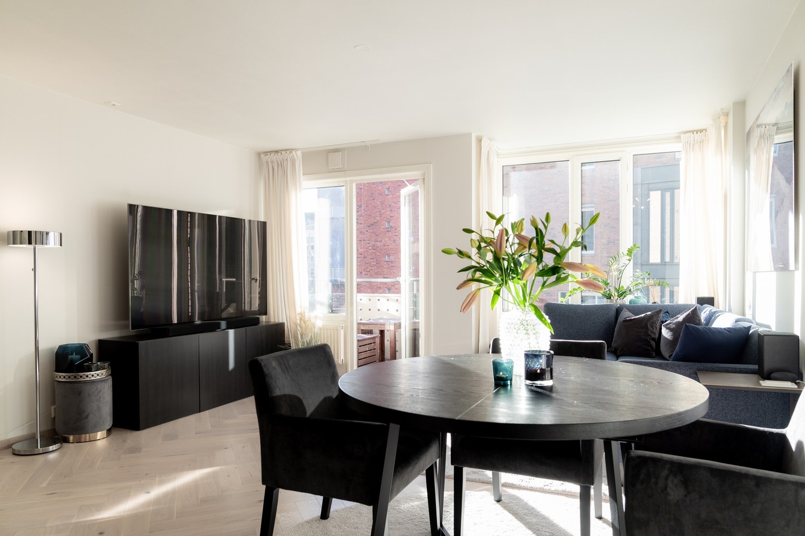 Pen 2-roms i leilighetsbygg fra 1997, med fine kvaliteter som balkong og fjernvarme Galleribilde