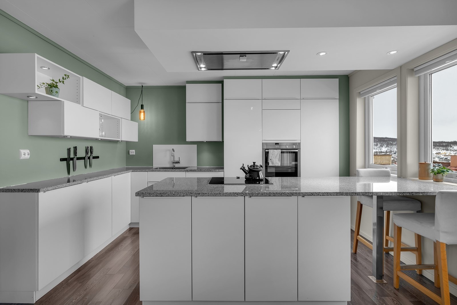 Stilrent kjøkken med hvite slette fronter i høyglans og integrerte hvitevarer Galleribilde