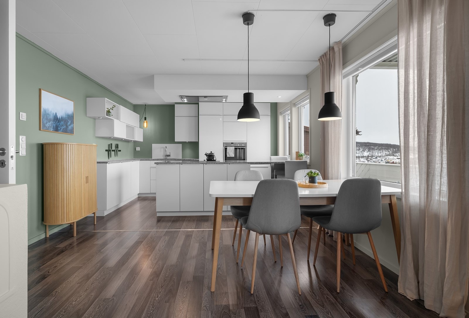 Her kan gjestene holdes med selskap mens maten lages! Galleribilde