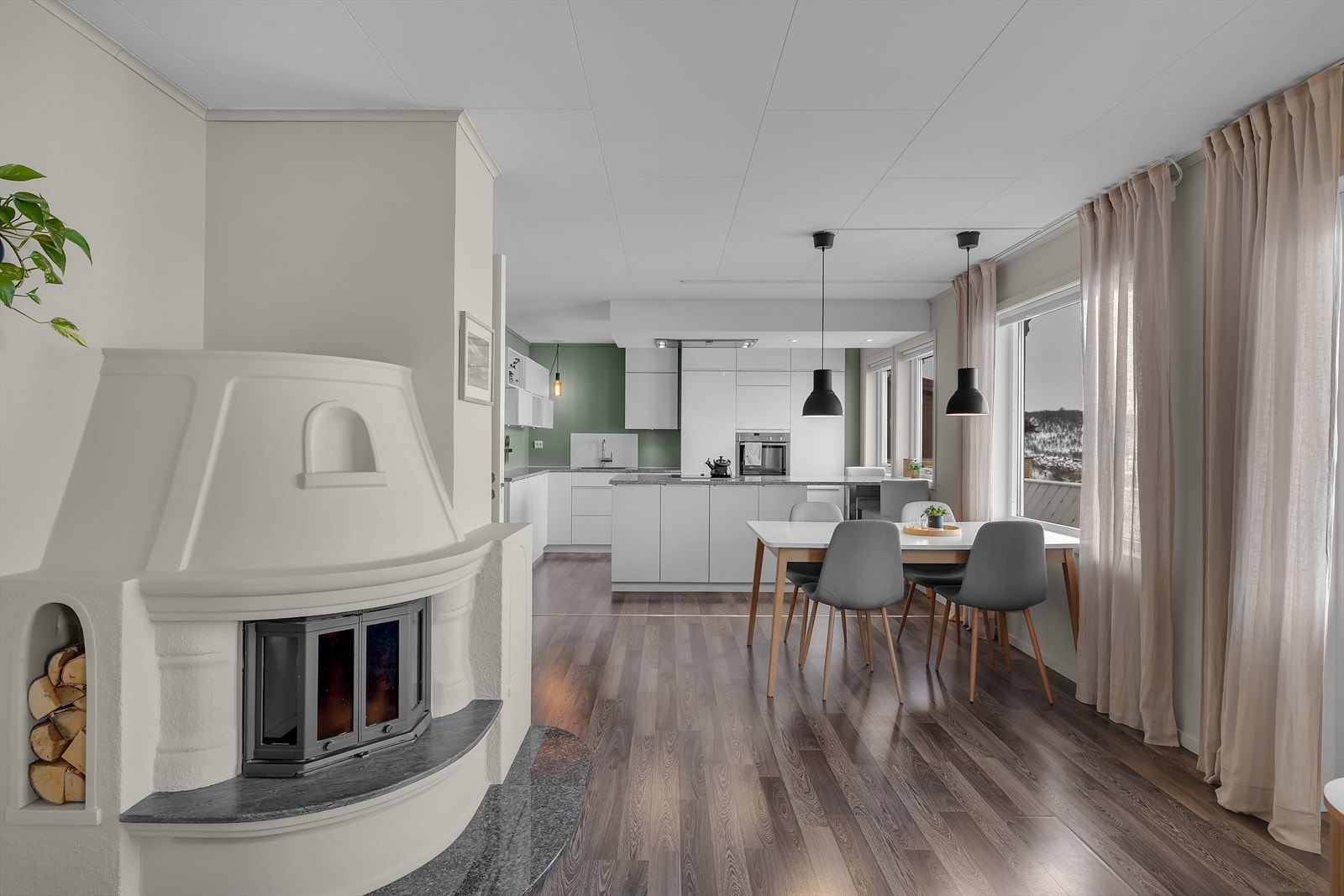 Vedfyring gir en lun og hyggelig atmosfære Galleribilde