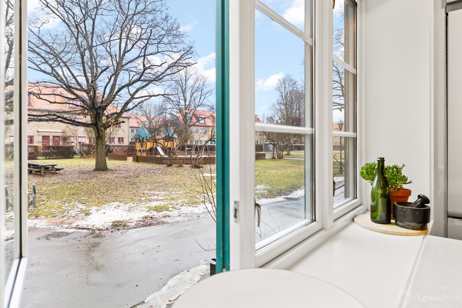 Fra kjøkkenvinduet kan man nyte et rolig og hyggelig utsyn over den sjarmerende hagebebyggelsen. Galleribilde