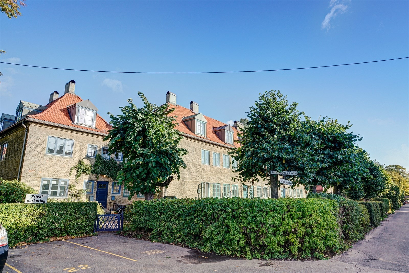 Bygningsrekken er omkranset av frodige grøntområder, hekk og velstelte utearealer som bidrar til en lun og hyggelig atmosfære i området. Galleribilde