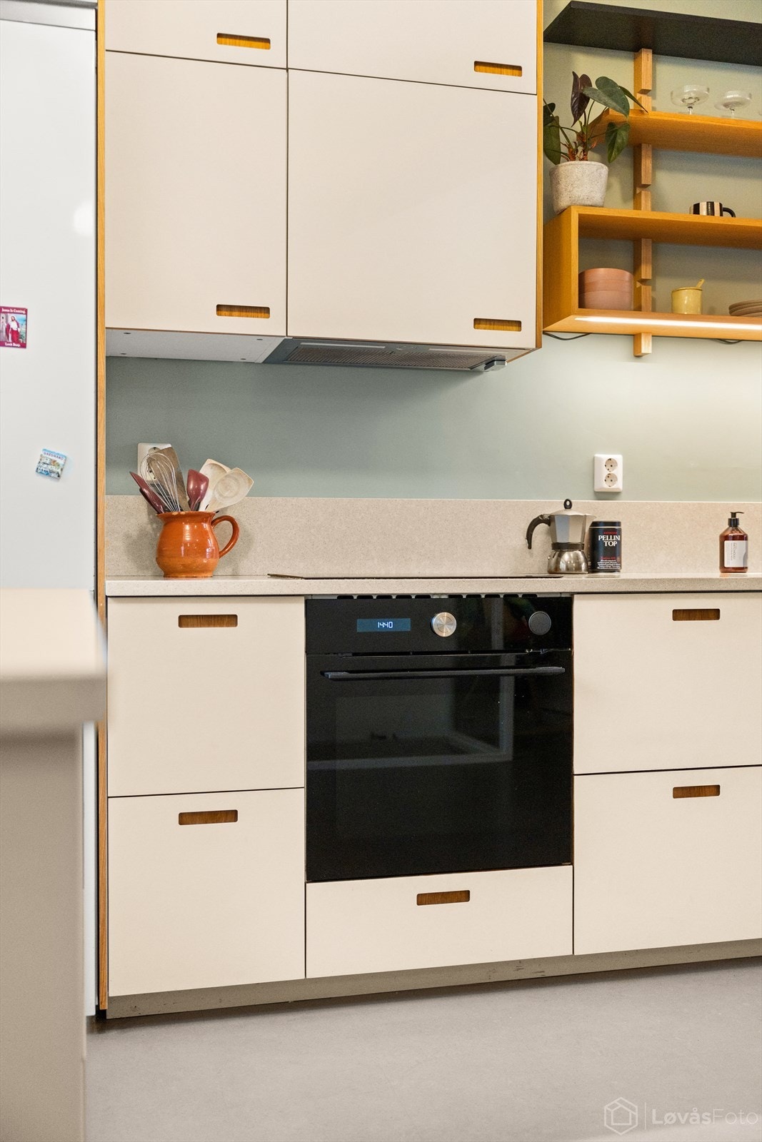 Komfyren er fra 2026 og har både damp- og pyrolysefunksjon, noe som gjør matlagingen både effektiv og brukervennlig. Galleribilde