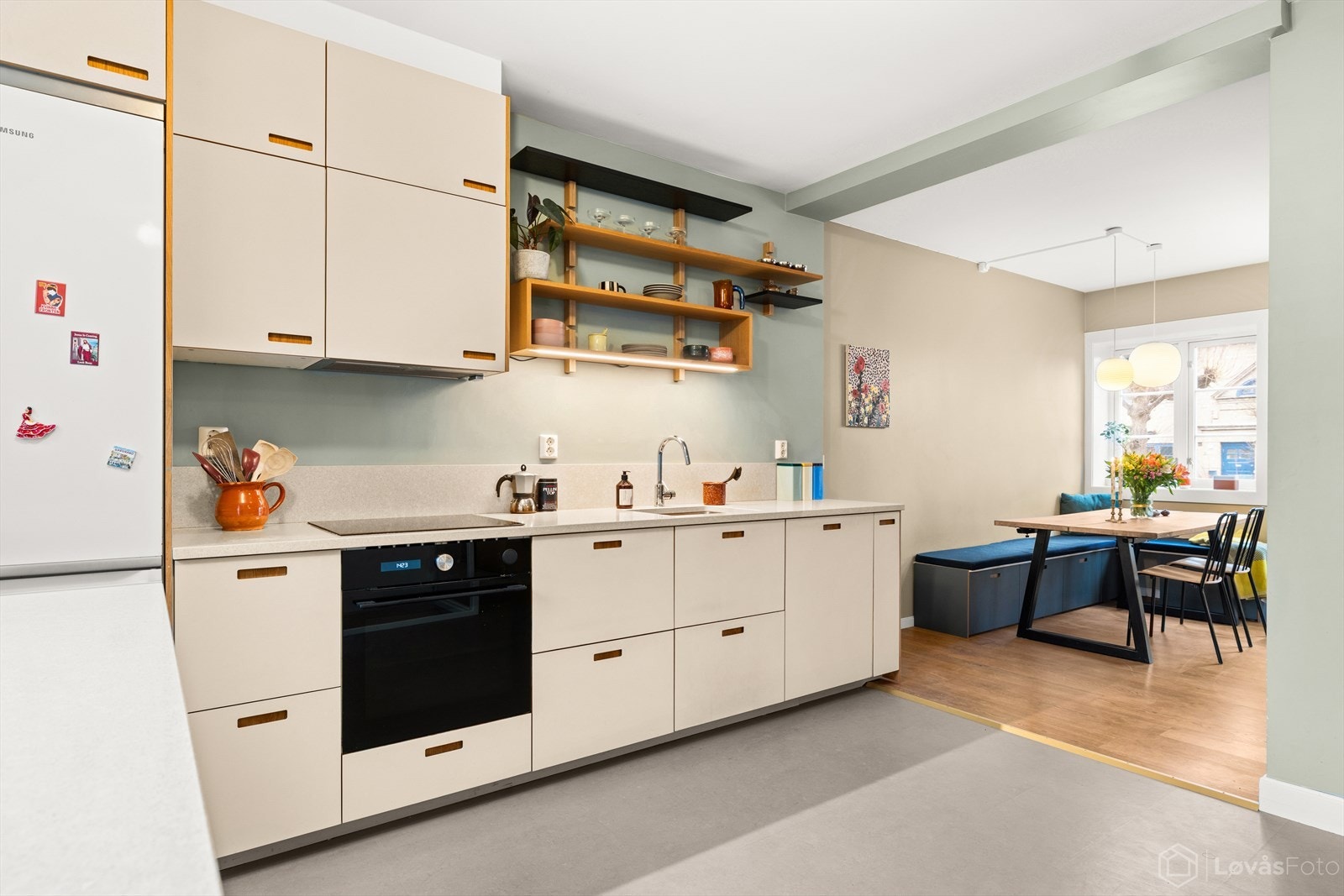 Kjøkkenet fremstår som stilrent og funksjonelt utformet med gode arbeidsflater og rikelig med oppbevaringsplass. Galleribilde