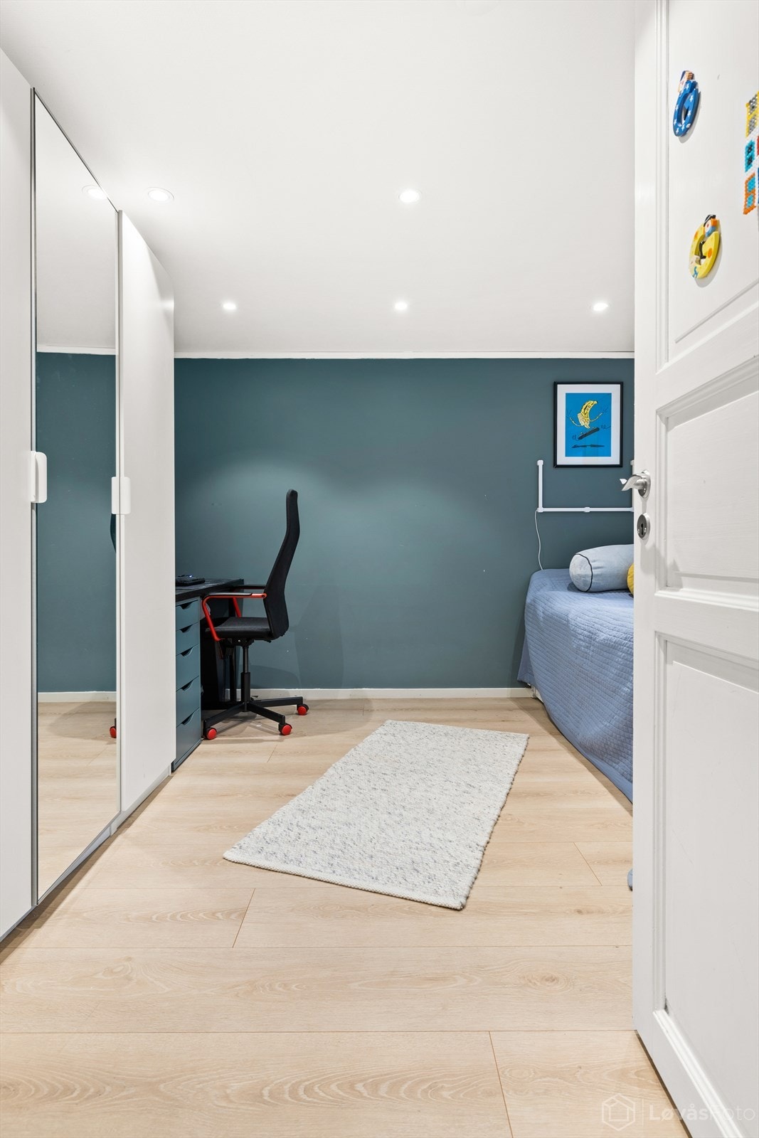 Soverom 2 fremstår som et hyggelig og funksjonelt rom med god plass til seng, skrivepult og oppbevaring. Galleribilde