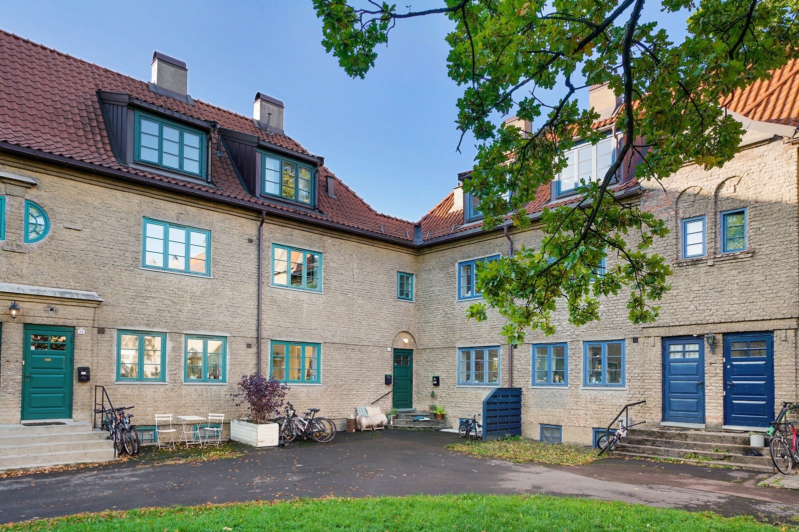 Boligen ligger i et sjarmerende og karakteristisk hagebymiljø med klassiske teglfasader fra 1920-tallet. Galleribilde