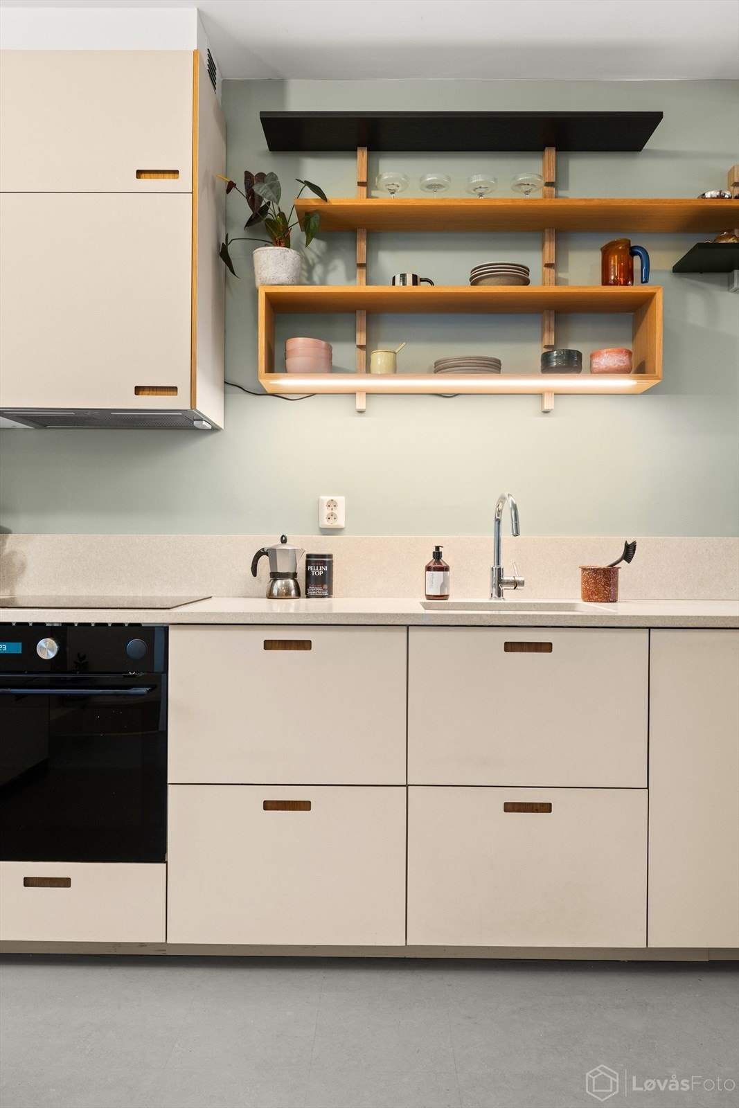 Det er montert komfyrvakt over koketopp og Water-guard vannstopp-system for automatisk avstenging av vannet. Galleribilde