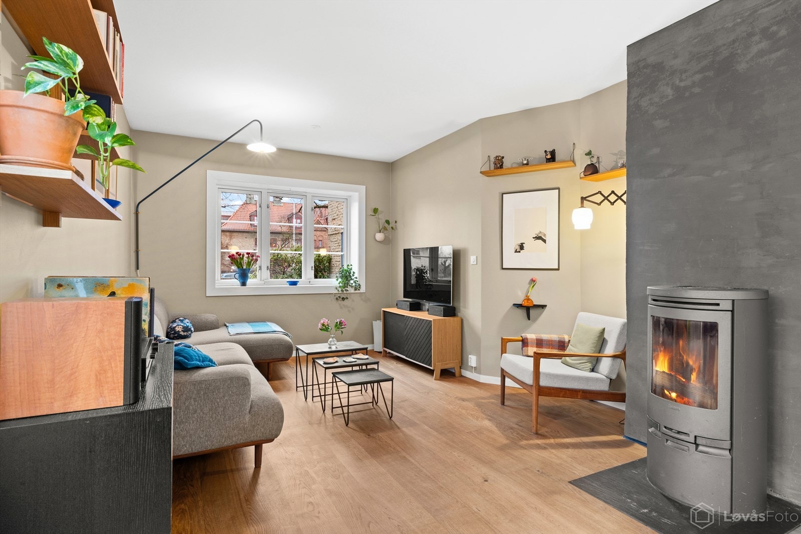 Stuen har en god størrelse som gir fleksible møbleringsmuligheter med plass til en romslig sofagruppe, mediemøblement og øvrig sitteplass. Galleribilde