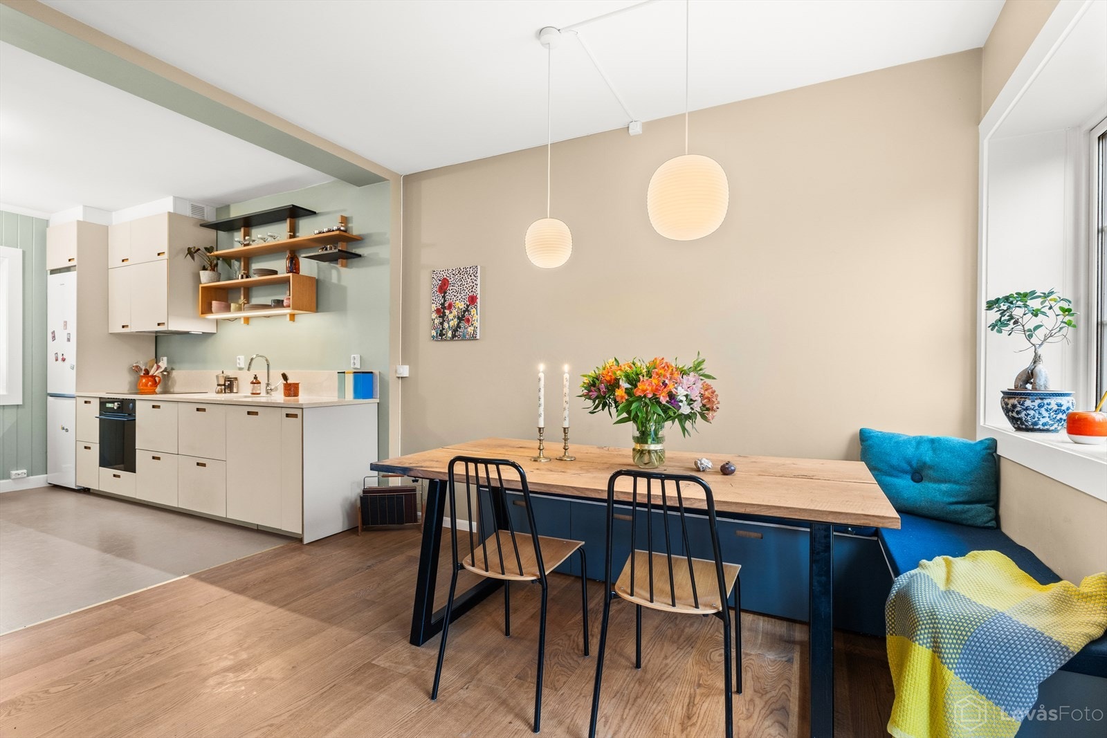 Spiseplassen ligger i naturlig tilknytning til både kjøkkenet og stuen, og fungerer som et hyggelig samlingspunkt i boligen. Langs veggen er det etablert en plassbygd benk. Galleribilde