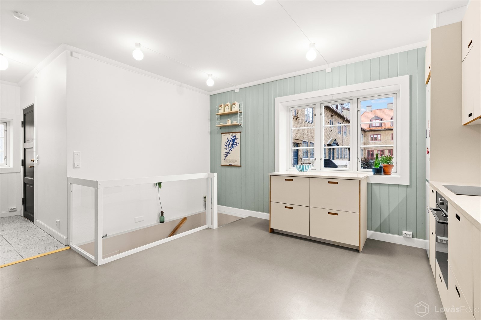 Den gode planløsningen gjør kjøkkenområdet luftig og oversiktlig, med god plass til å bevege seg fritt mellom sonene. Galleribilde