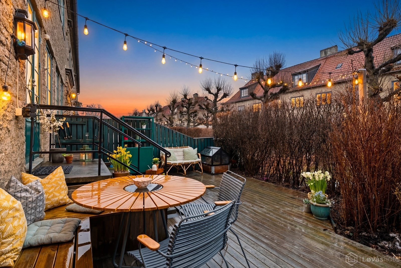 Drømmer dere om en lys og sjarmerende hagebybolig hvor dere kan nyte rolige stunder i egen hage, samtidig som byens tilbud ligger rett i nærheten? Foto: John Løvås. Galleribilde