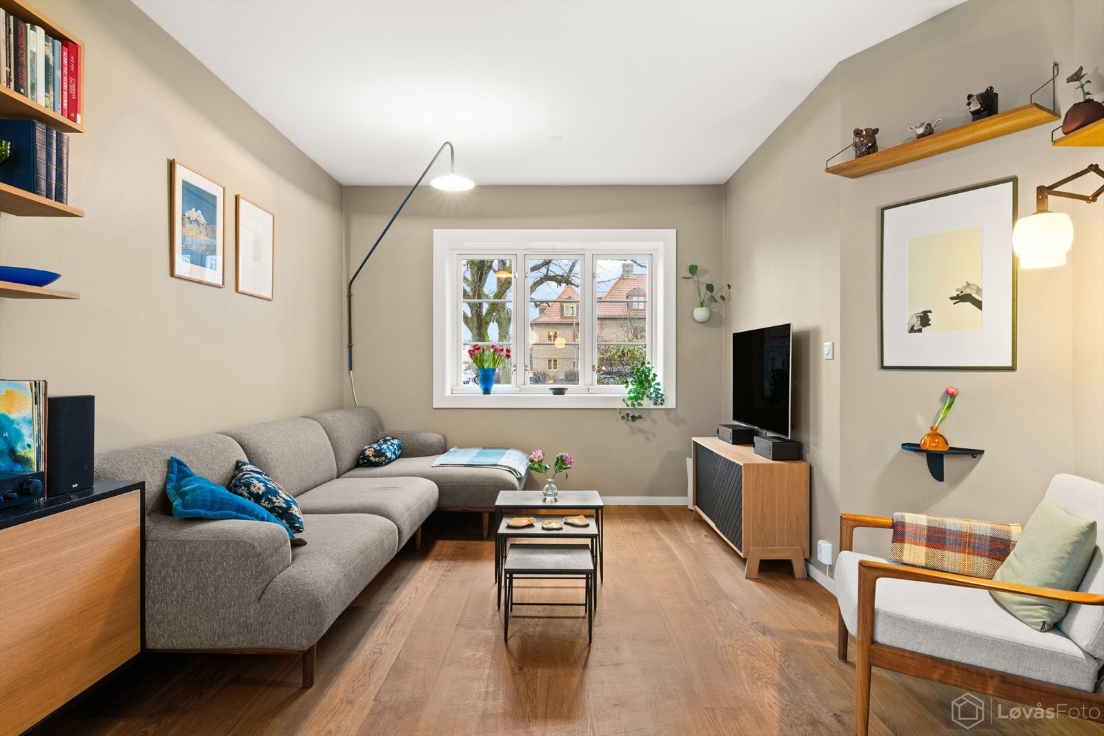 De store vindusflatene slipper inn rikelig med naturlig dagslys og bidrar til en luftig og behagelig romfølelse. Galleribilde