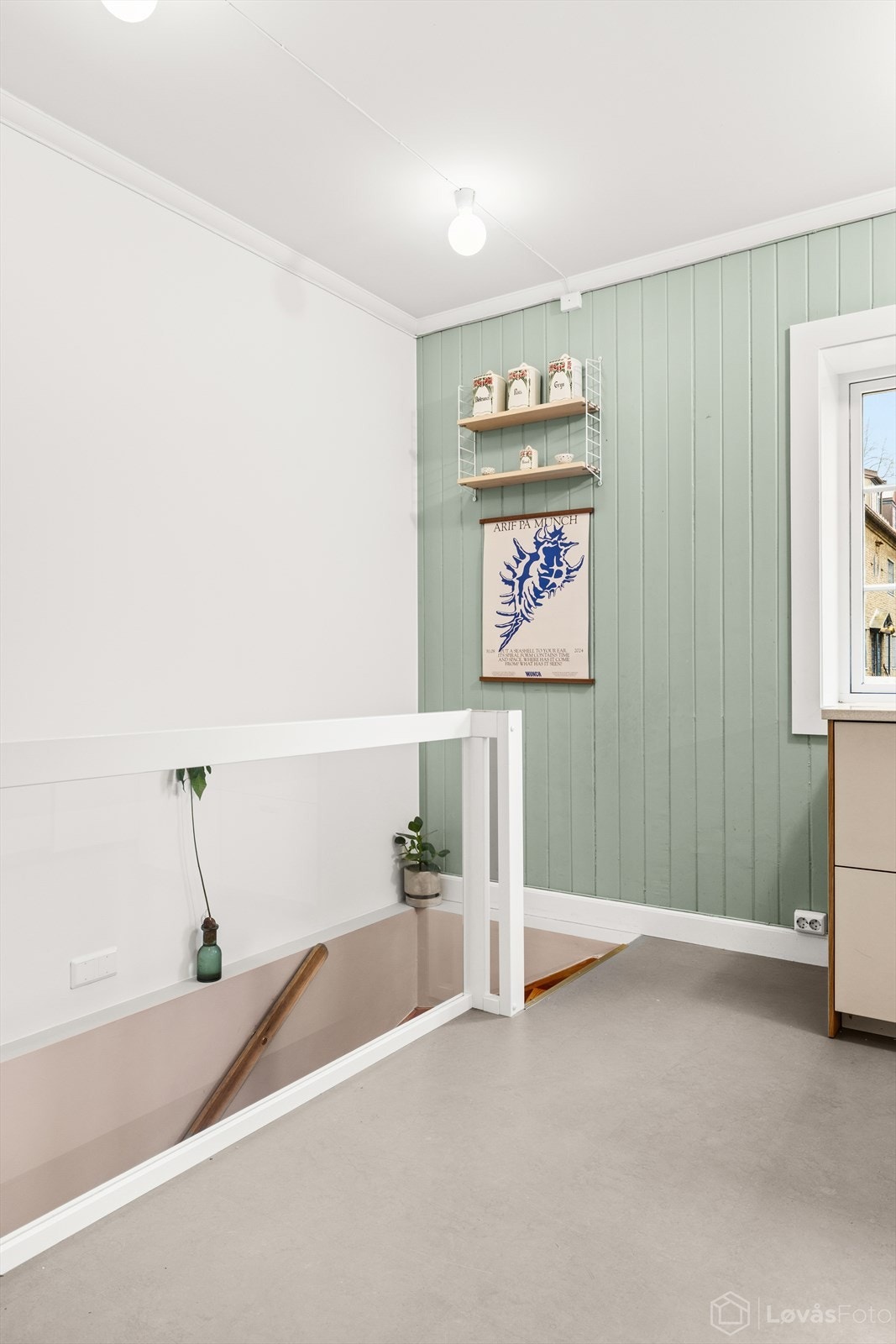 Fra kjøkkenet er det trapp ned til underetasjen, noe som gir en naturlig og praktisk forbindelse mellom boligens oppholdsrom og den mer private sonen i underetasjen. Galleribilde