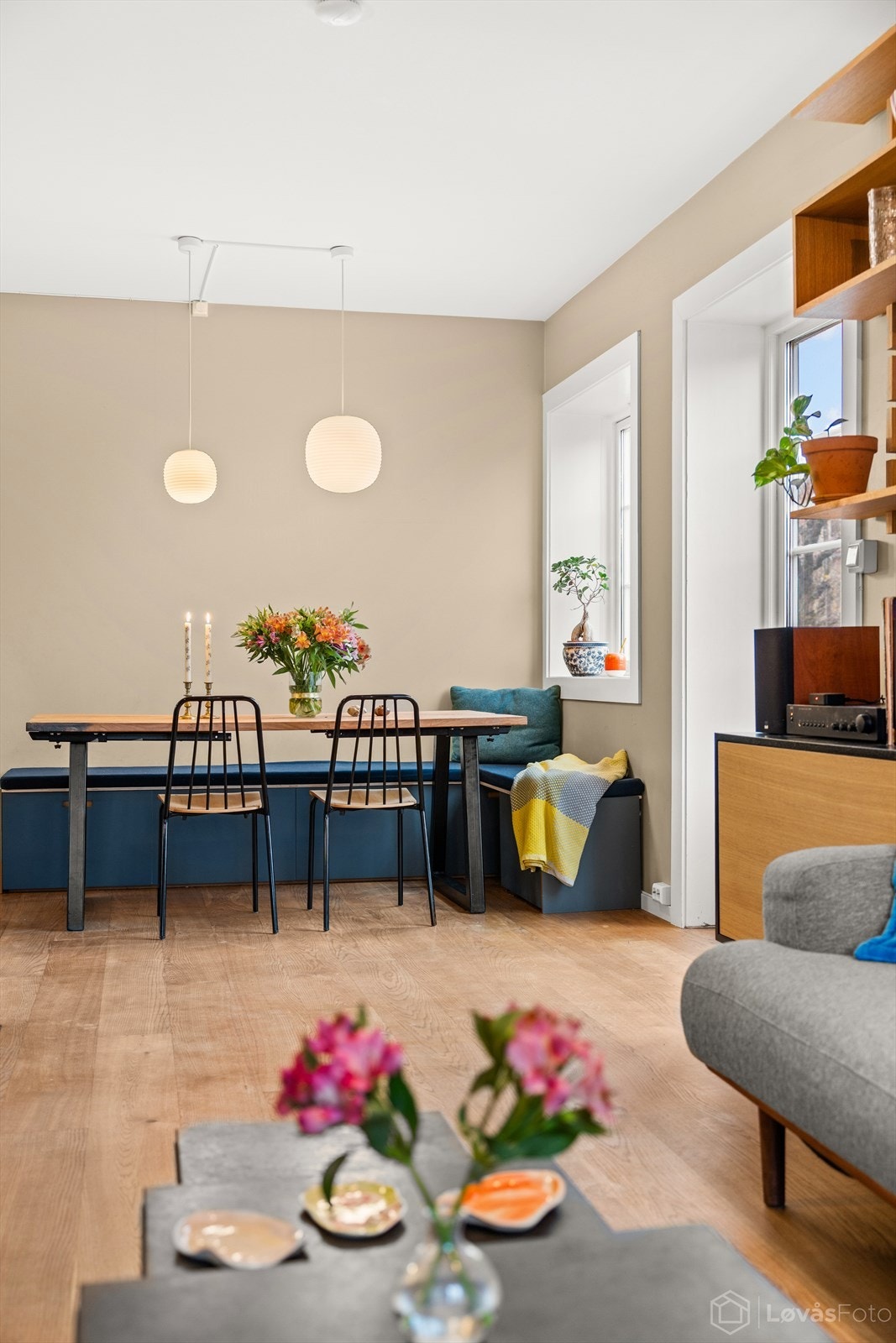 Delikate material- og fargevalg kombinert med parkett på gulv gir rommet et lyst og harmonisk uttrykk. Galleribilde