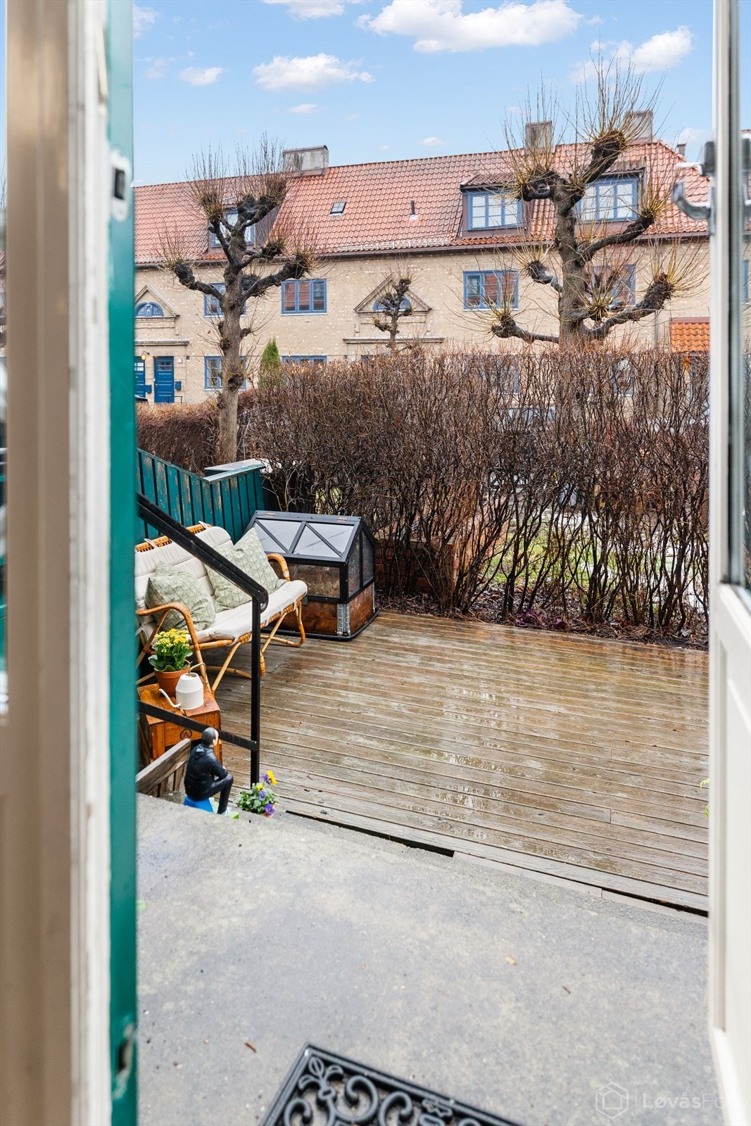 Boligen disponerer en hyggelig og skjermet hageparsell med direkte adkomst fra stuen. Galleribilde