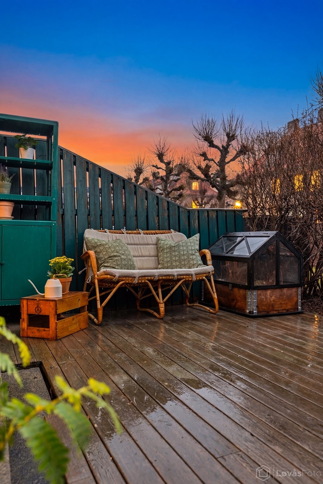 Lyset fra vinduene i husrekken gir en følelse av liv og nabolagsidyll. Galleribilde