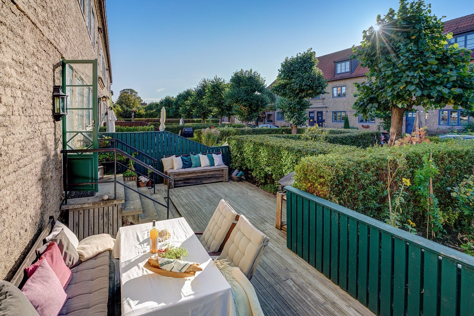 På sommeren skaper solen og de frodige omgivelsene en liten oase som gir følelsen av et privat paradis i byen. Bilde fra tidligere salg. Galleribilde