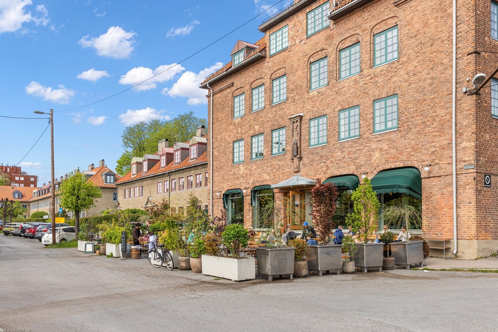 Åpent Bakeri er en lokal perle som har blitt et populært stoppested for både nabolagets beboere og besøkende. Med sitt rykte for å tilby ferskt og velsmakende bakverk, er dette stedet hvor du kan nyte nybakte brød, kaker og andre deilige småretter. Galleribilde