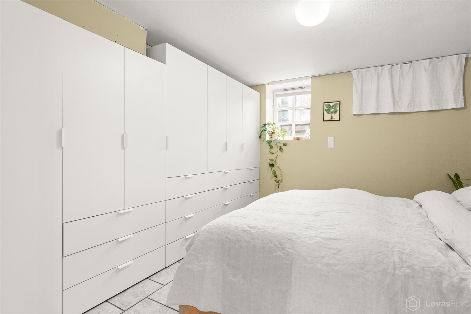 Hovedsoverommet fremstår som et rolig og funksjonelt rom med god plass til dobbeltseng. Galleribilde