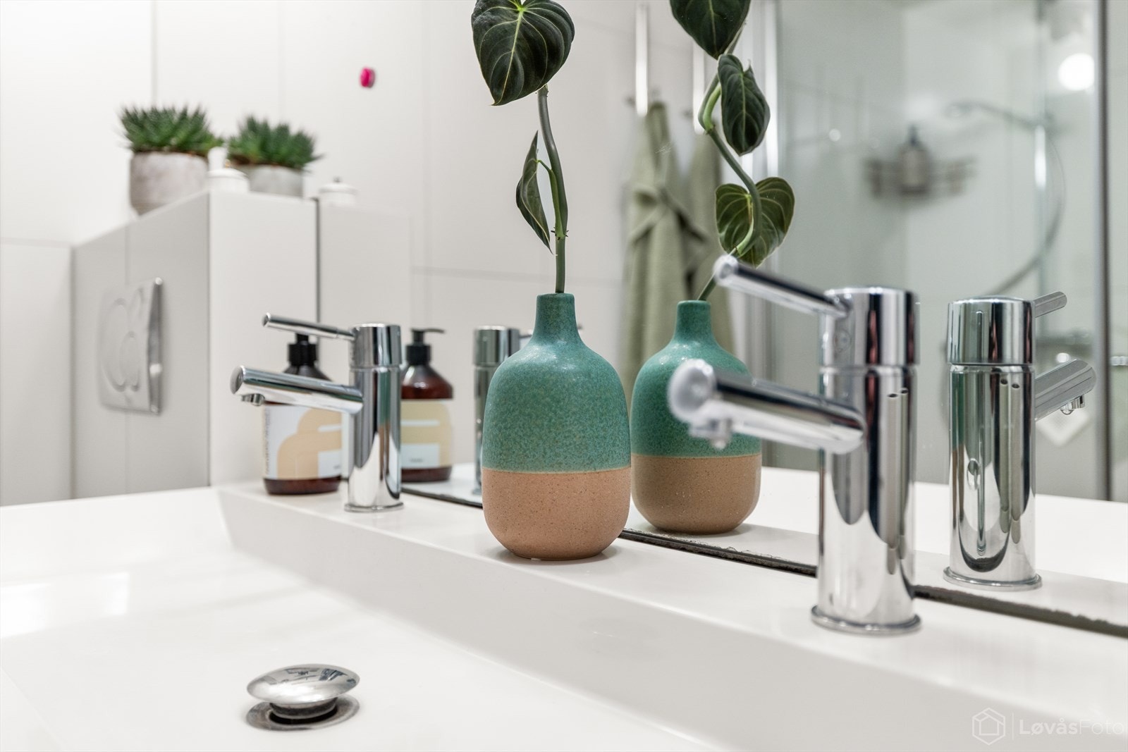 Den doble servanten gir god plass til to og gjør morgenrutinene mer praktiske i en travel hverdag. Galleribilde