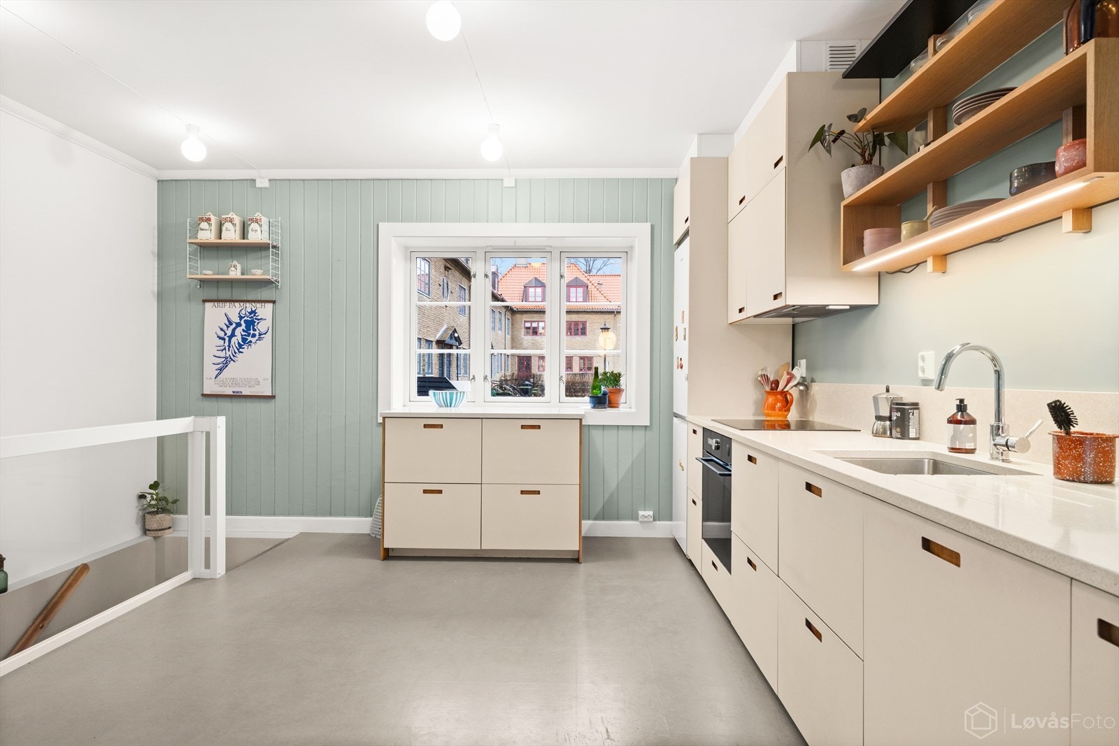 Det er etablert elektrisk gulvvarme i både entré og kjøkken for ekstra komfort i hverdagen. Galleribilde