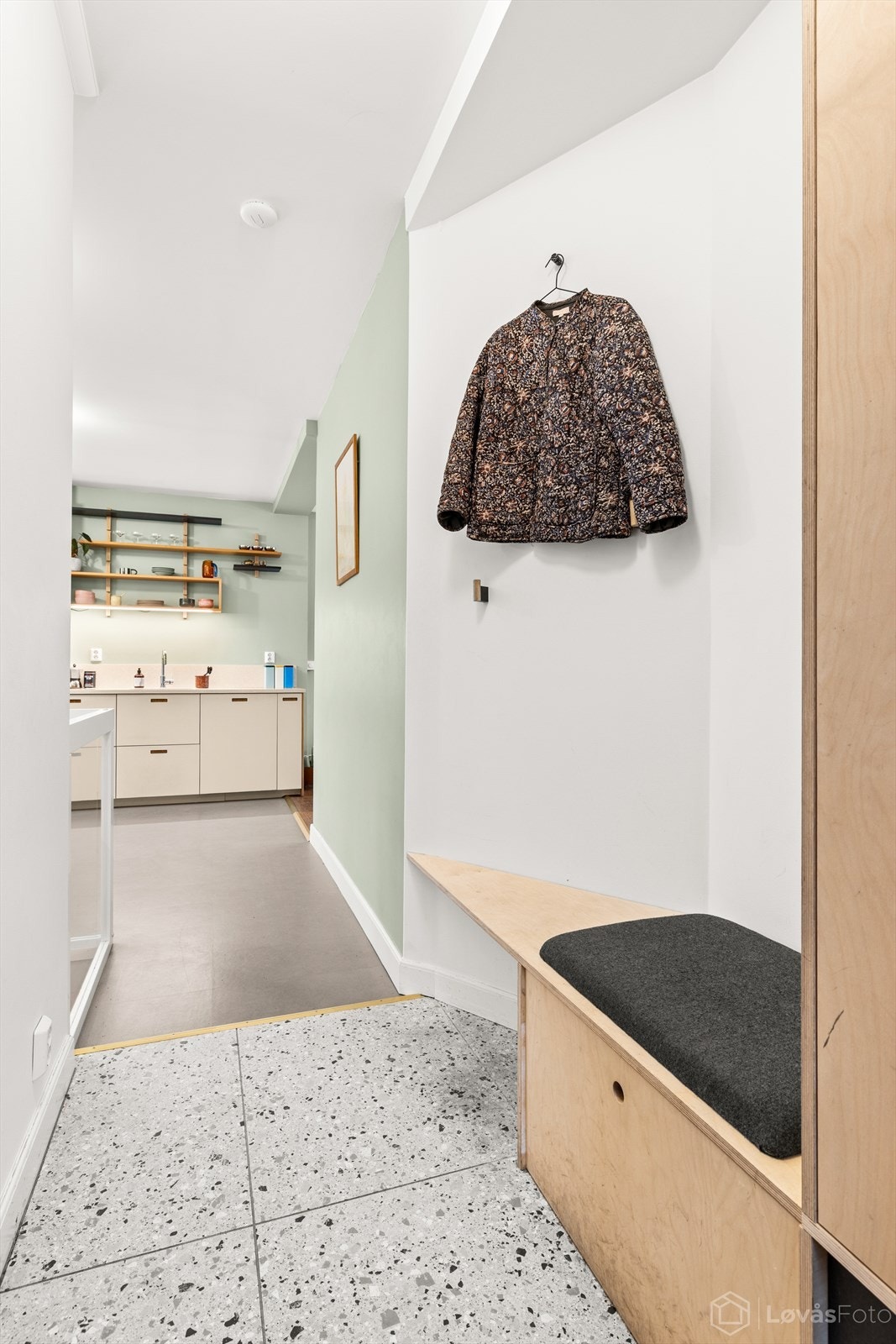 Den gjennomtenkte løsningen bidrar til en ryddig og funksjonell entrésone, samtidig som den integrerte benken gjør det praktisk å ta av og på sko. Galleribilde