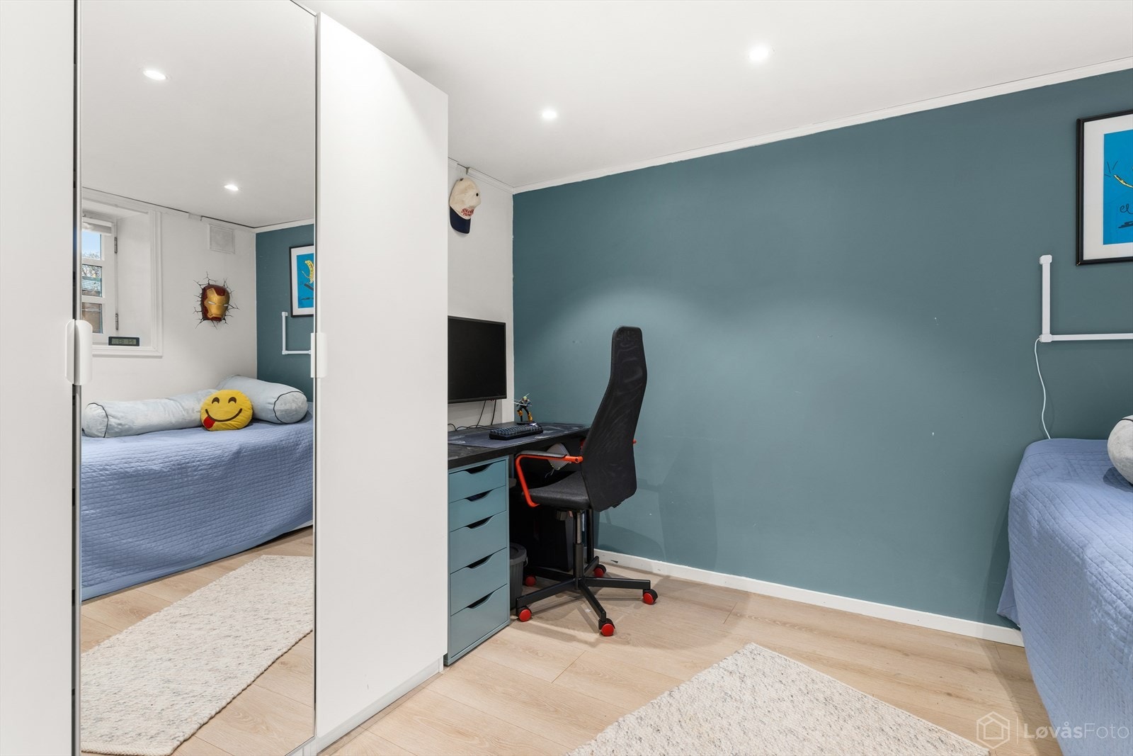 Garderobeløsningen bidrar til gode oppbevaringsmuligheter, samtidig som rommet fortsatt har plass til både arbeidsplass og øvrig møblement. Galleribilde