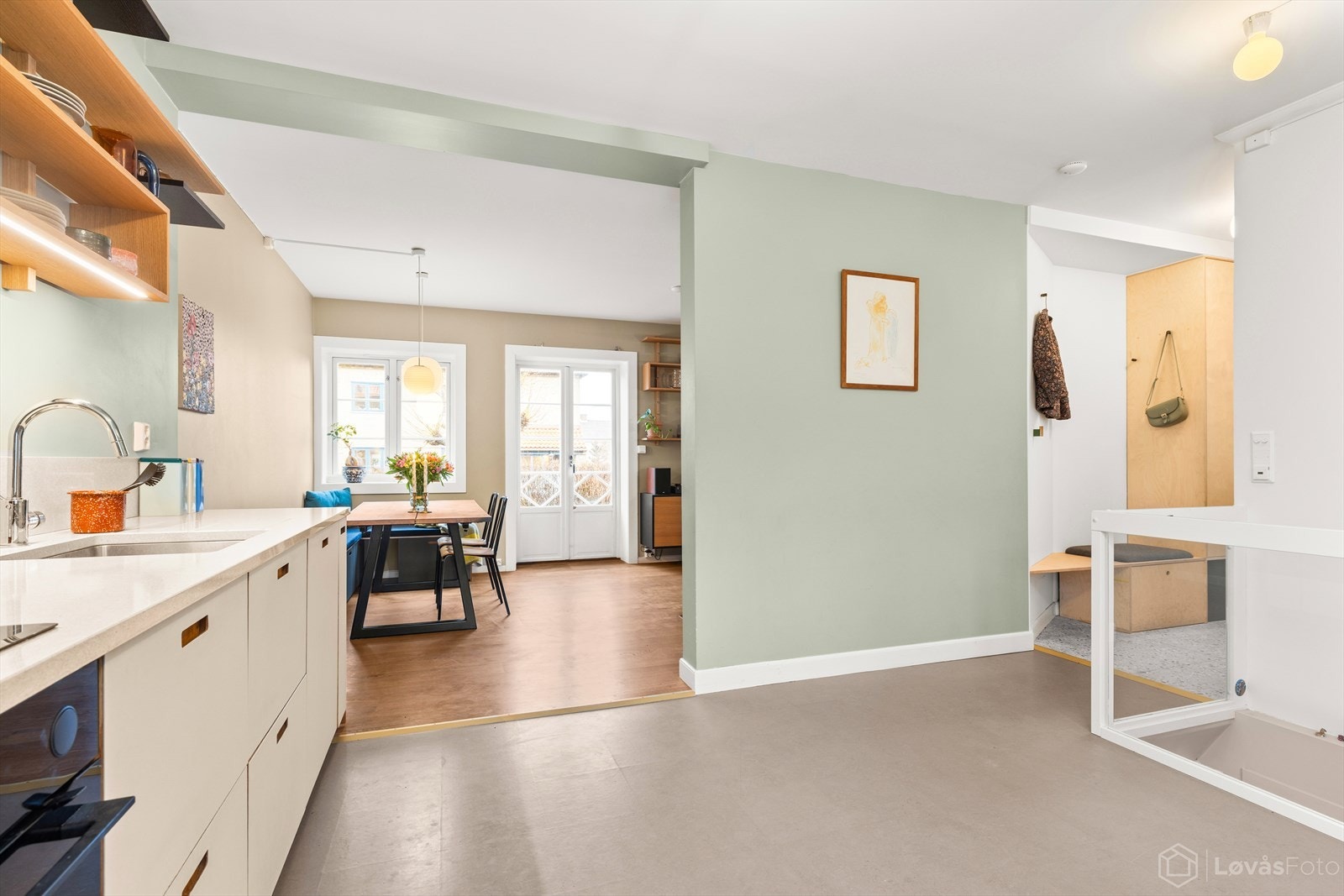 Her er detaljene godt gjennomtenkt, med material- og fargevalg som spiller fint sammen og gir boligen et gjennomført og stilrent preg. Galleribilde