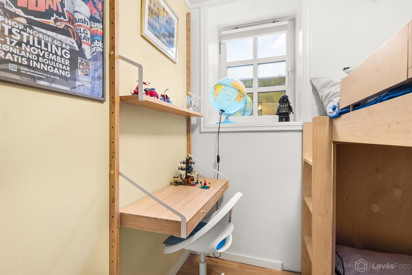 Her er det gjort gode løsninger som blant annet plassbygd seng med lesekrok under. Galleribilde