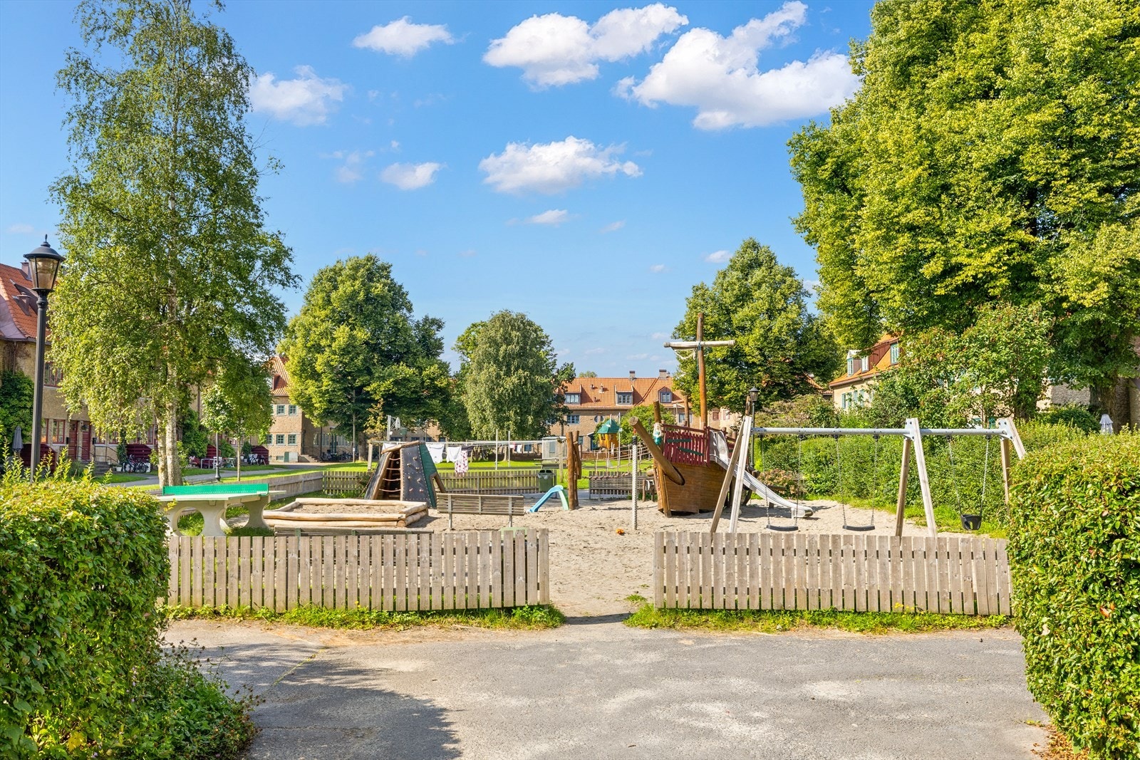 Store felles grøntarealer med tilbud for alle aldersgrupper: sandkasser, dumphusker, trampoliner, husker og lekeapparater for de minste. Fotball- og basketballbane for de eldre og treningsapparater for voksne. Galleribilde