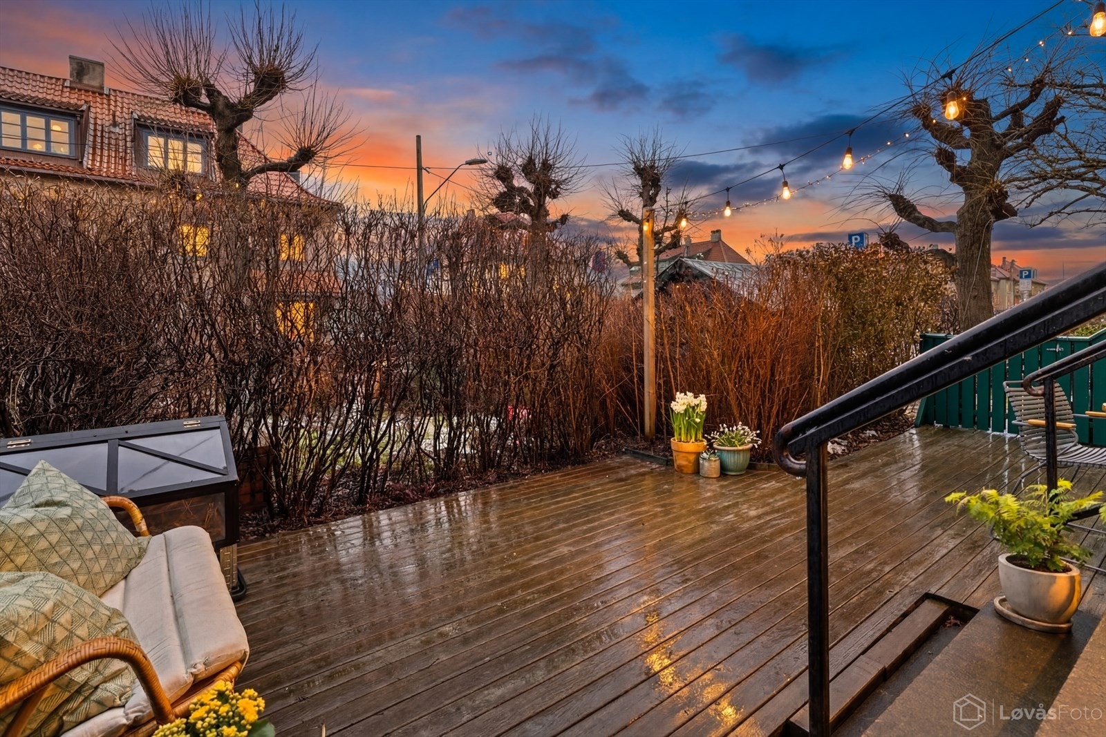 Når kvelden senker seg over hagebyen, skapes en helt spesiell og lun atmosfære på uteplassen. Galleribilde