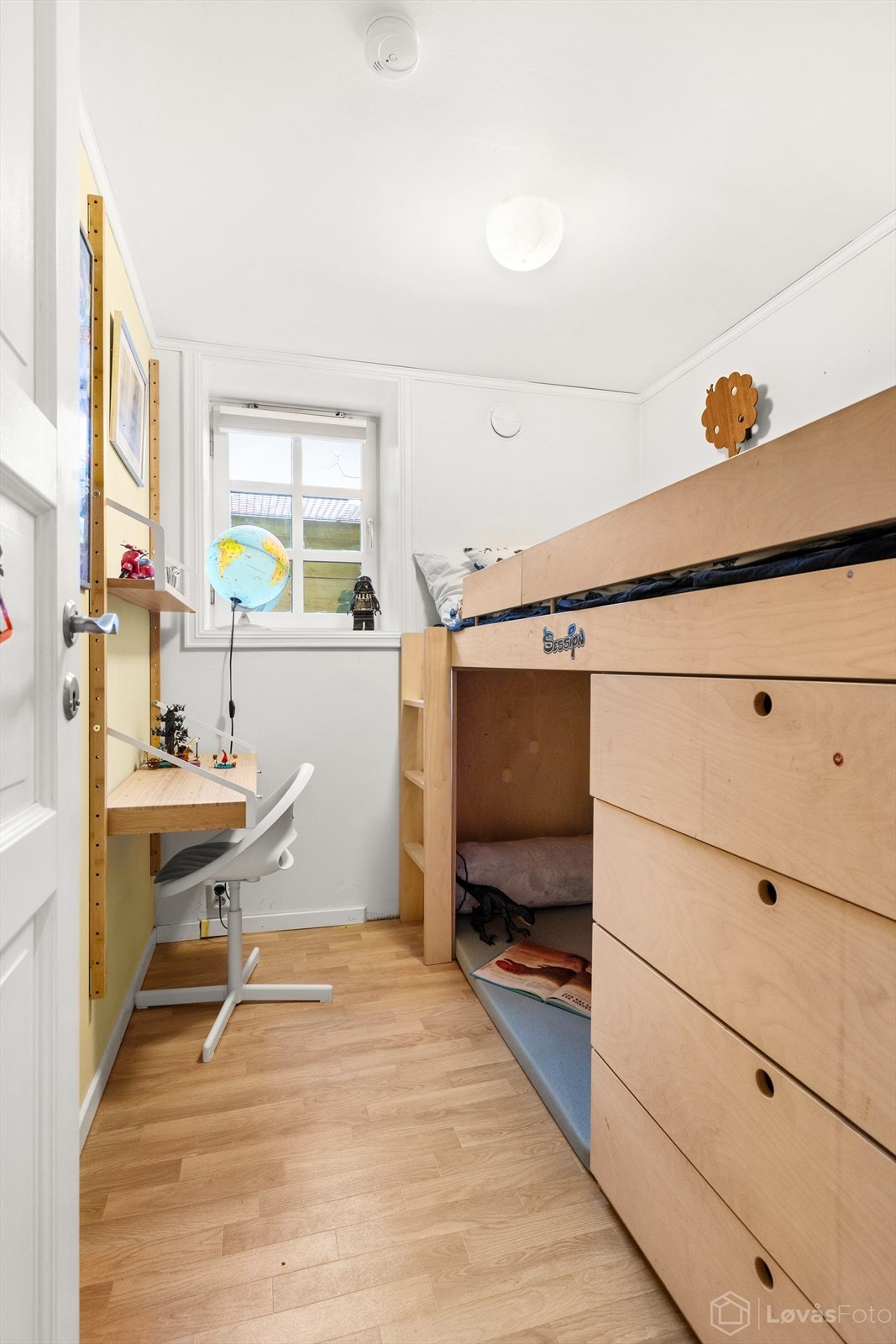 Soverom 3 er av en litt mindre størrelse men egner seg som barnerom, gjesterom eller kontor. Takstmann har kommentert at rommet har litt lite volum. Galleribilde