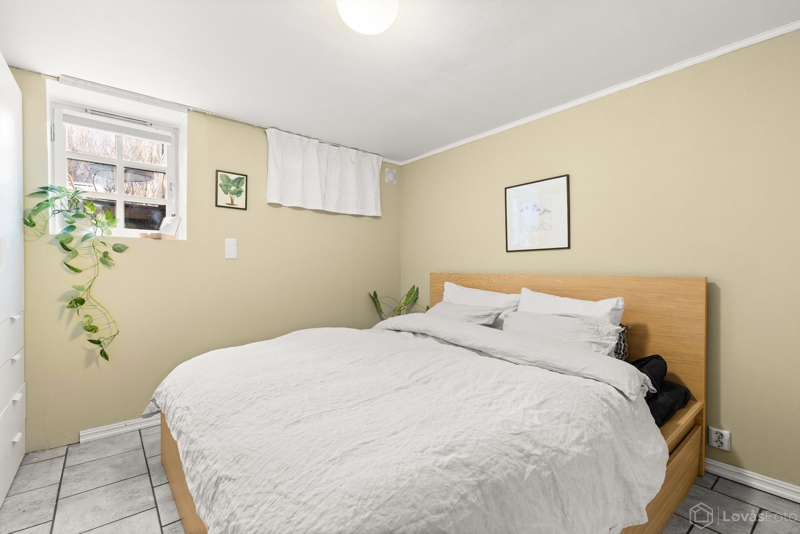 Rommet har en lun atmosfære med behagelige fargetoner som gir en avslappende ramme for hvile. Galleribilde