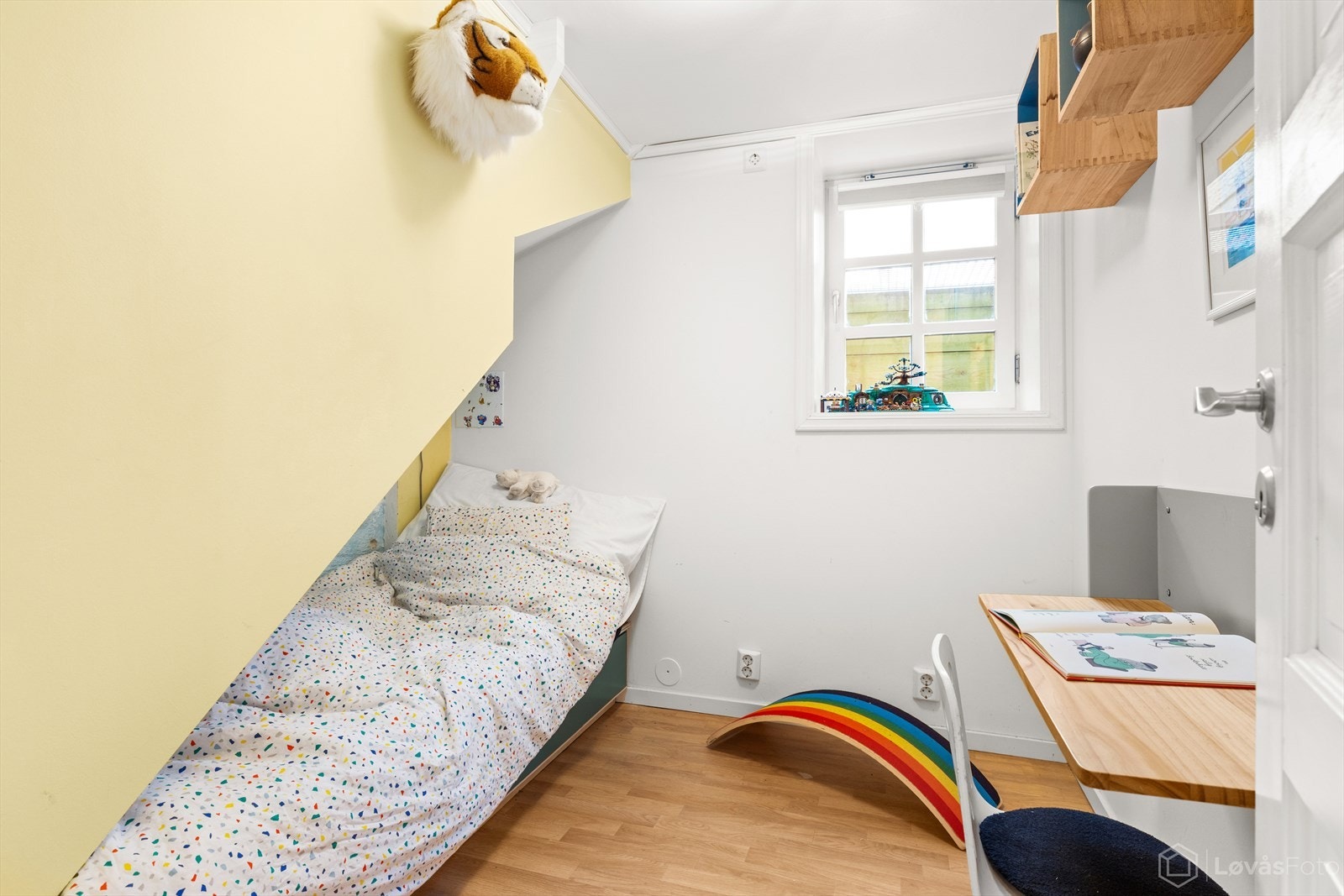 Soverom 4 / gjesterom er på godkjente tegninger av kjelleren beskrevet som bod. På befaringsdagen ble rommet benyttet som gjesterom/soverom. Galleribilde