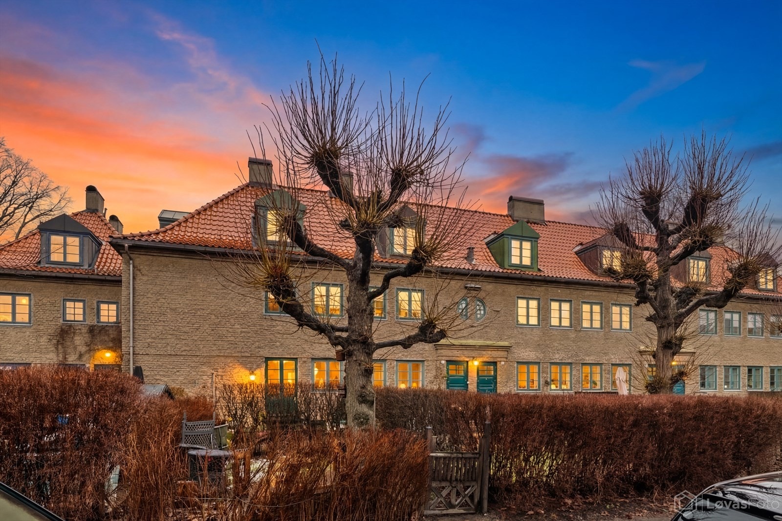 Et idyllisk nabolag hvor kveldslyset gir en helt egen sjarm. Galleribilde