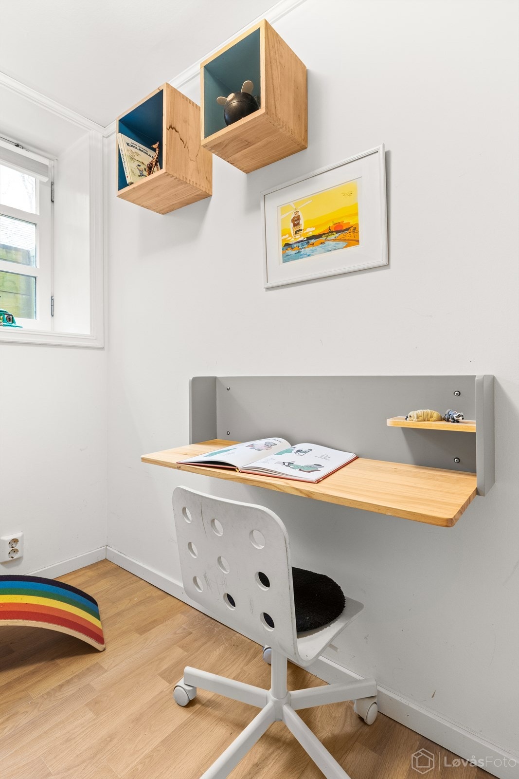 Den smarte planløsningen utnytter plassen under trappen på en god måte og gir rom for seng, skriveplass og oppbevaring. Galleribilde