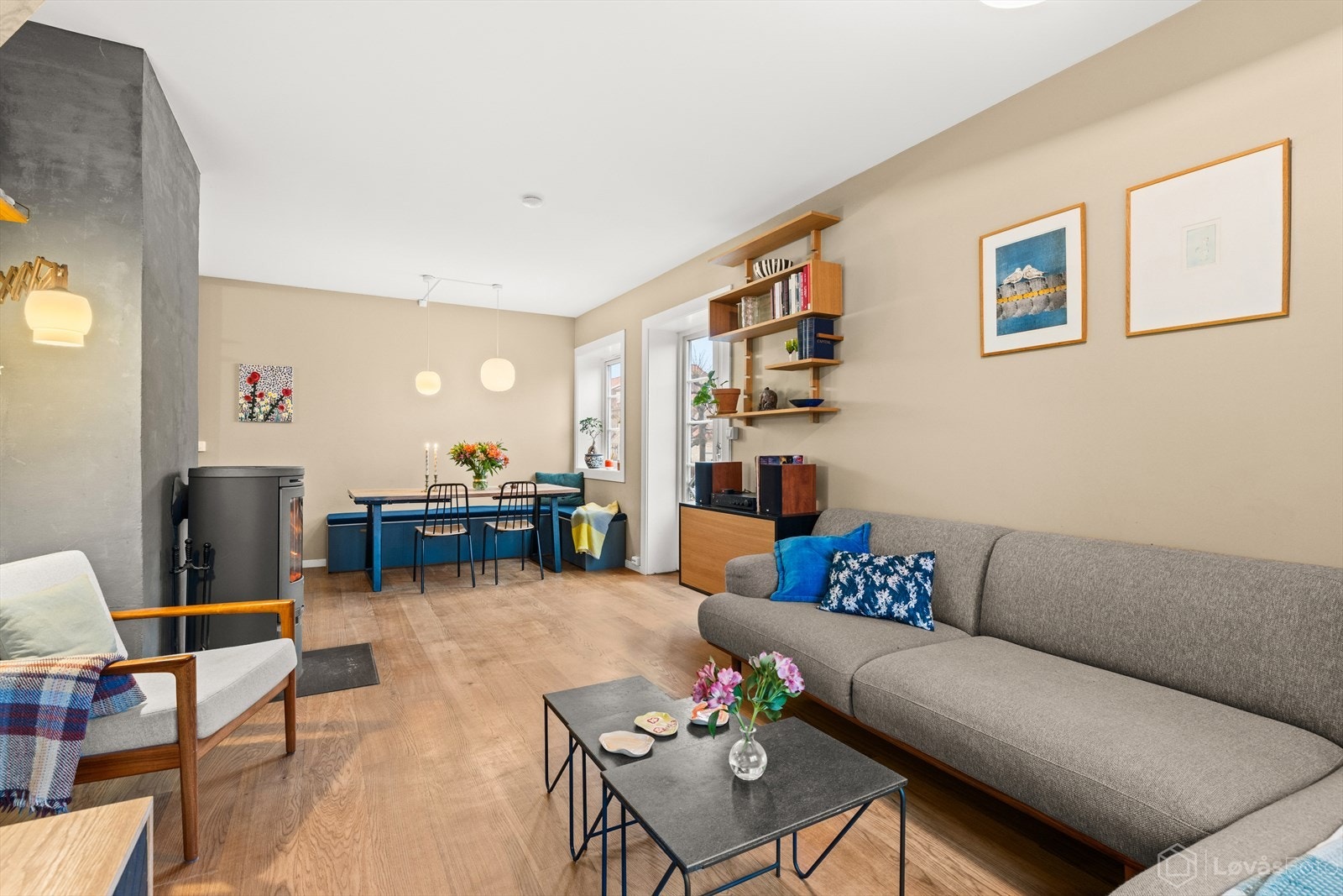 Over sjenken er det montert et stilrent Abel hyllesystem fra Pur Norsk, som gir både praktisk oppbevaring og et gjennomført uttrykk i rommet. Galleribilde