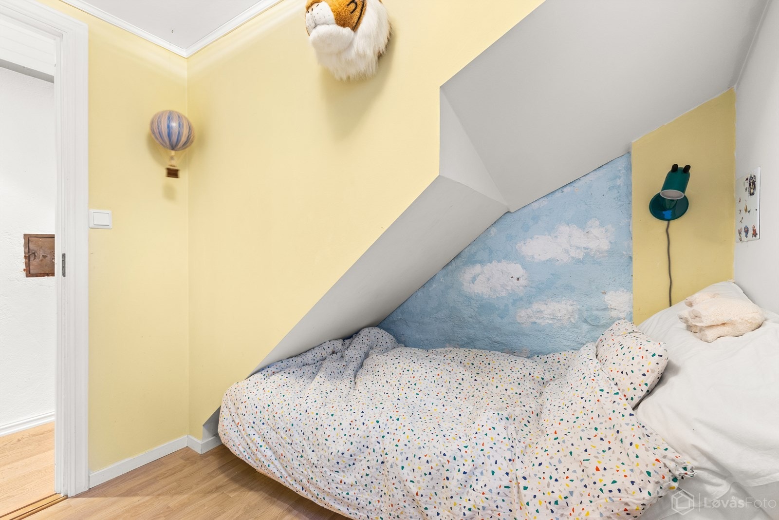 Vinduet slipper inn naturlig lys og bidrar til en lys og hyggelig atmosfære i rommet. Galleribilde