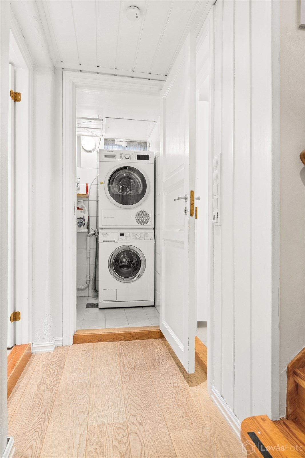 Boligen har et eget vaskerom i underetasjen, og er funksjonelt innredet med opplegg for vaskemaskin og tørketrommel. Galleribilde