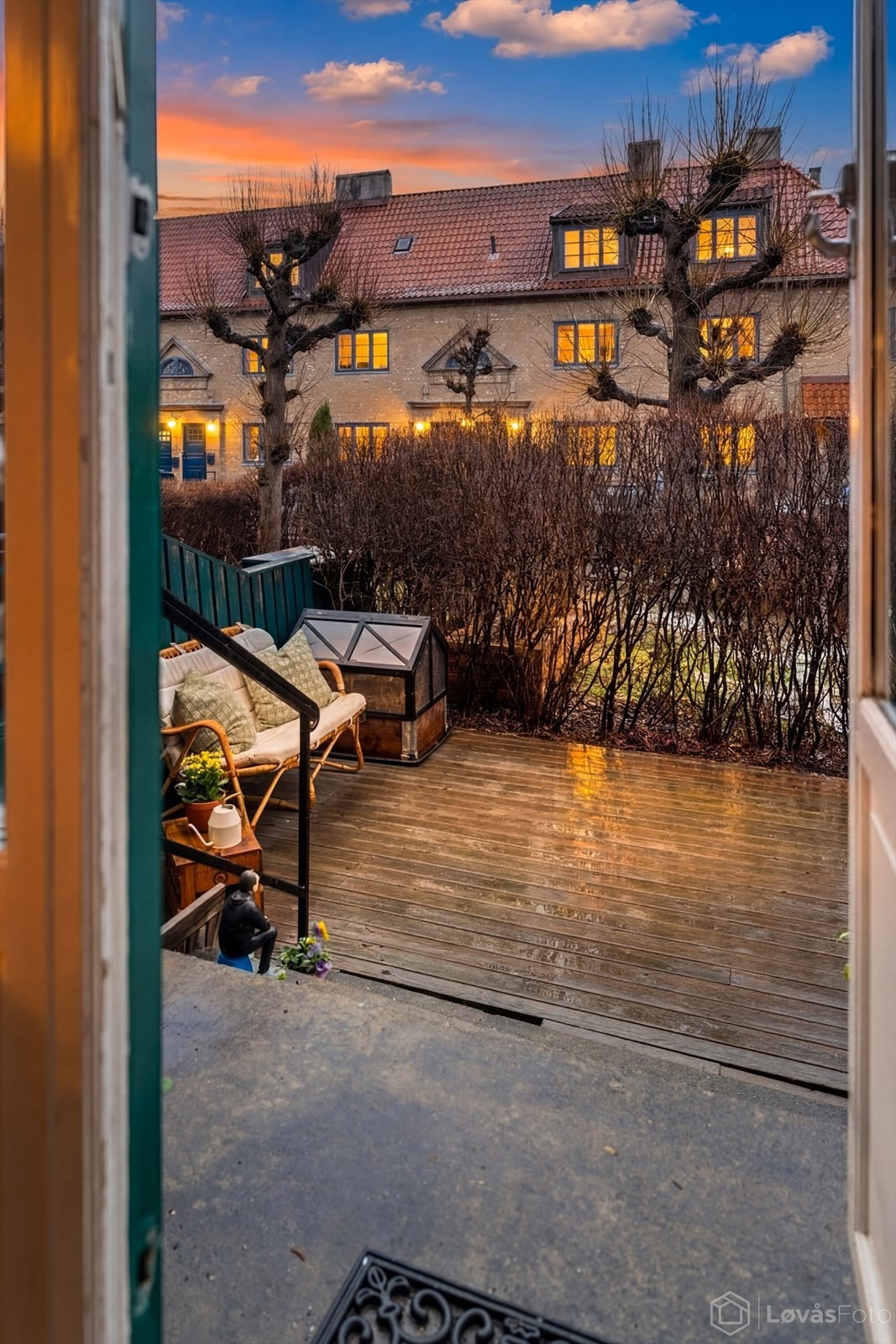 Uteplassen fremstår som en naturlig forlengelse av oppholdsrommet og gir gode muligheter for å nyte både rolige morgenstunder og lange vår- og sommerkvelder utendørs. Galleribilde