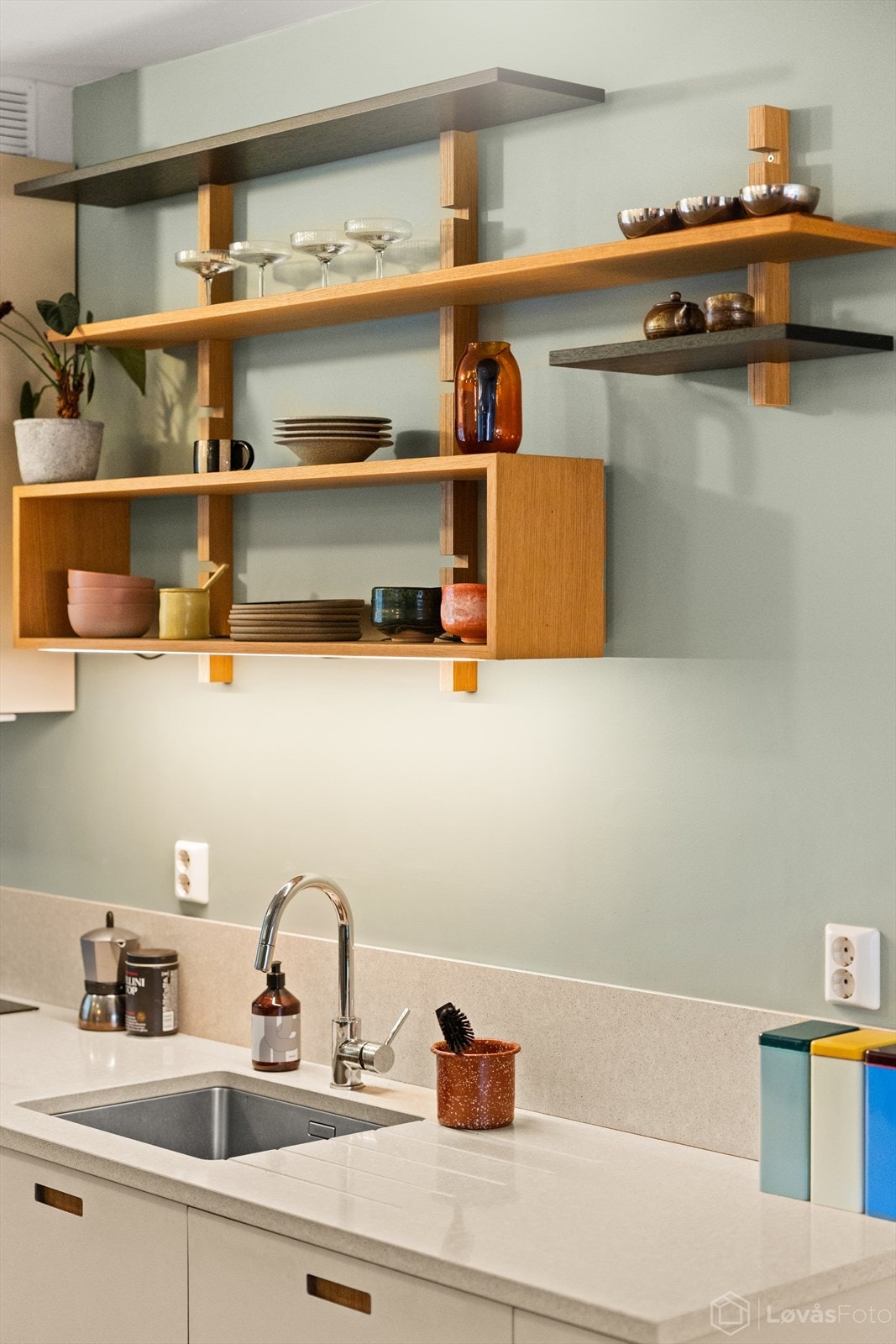 De åpne hyllene er av typen Abel hyllesystem fra Pur Norsk med integrert belysning, noe som gir både et dekorativt uttrykk og praktisk arbeidslys. Galleribilde