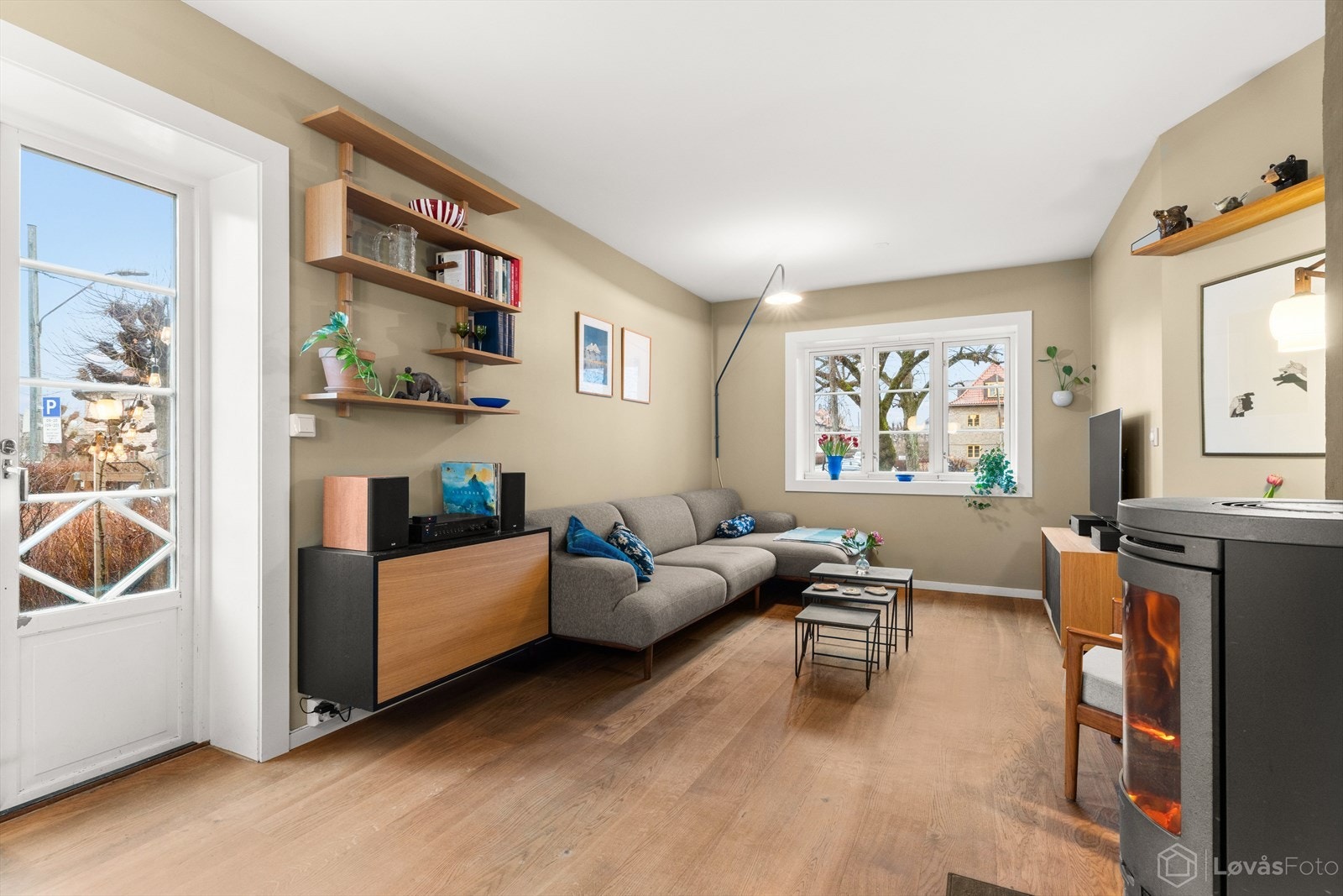 Stuen fremstår som et lyst og innbydende oppholdsrom med en sosial og åpen planløsning mot spiseplassen. Galleribilde