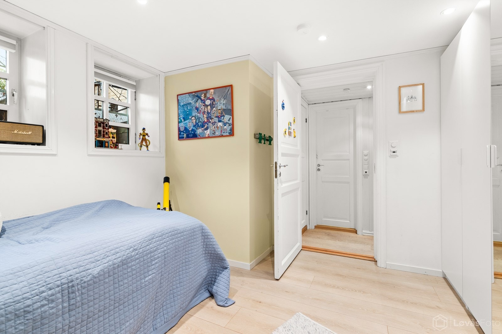 Vinduet slipper inn naturlig lys og bidrar til en lys og trivelig atmosfære. Galleribilde