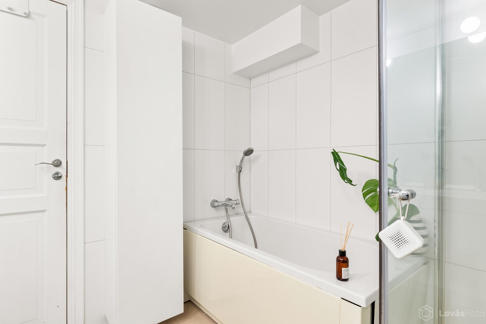 Kombinasjonen av både badekar og dusj gir fleksible løsninger i hverdagen og gjør badet godt egnet for familien. Galleribilde