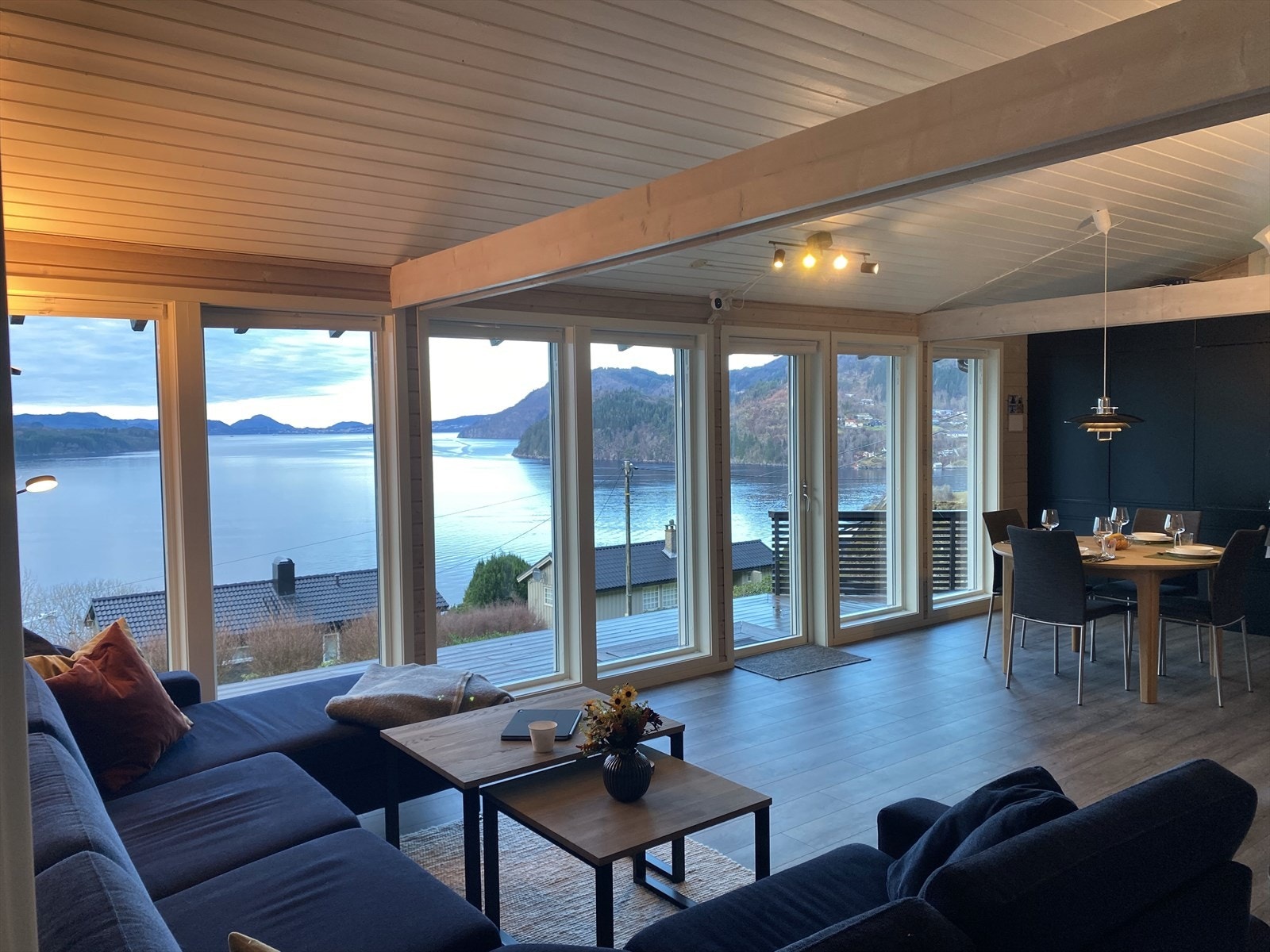 Dette rommet er hjertet av boligen. Med dets sosiale løsning og gode plass er det her familien samles både rundt spisebort og i sofakroken. Galleribilde