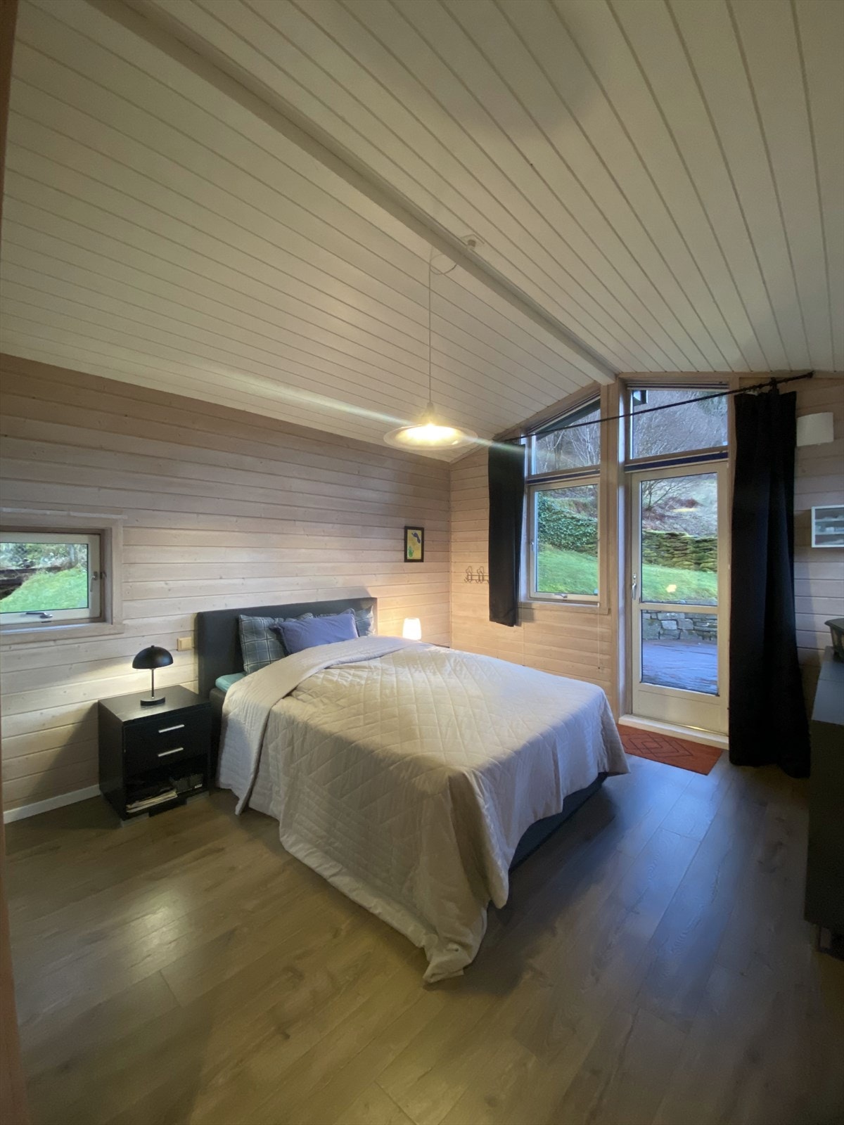 Hovedsoverommet måler 14,5 kvm og kan innredes etter ønske. Her har man også egen utgang til terrasse på utsiden av soverommet. Galleribilde