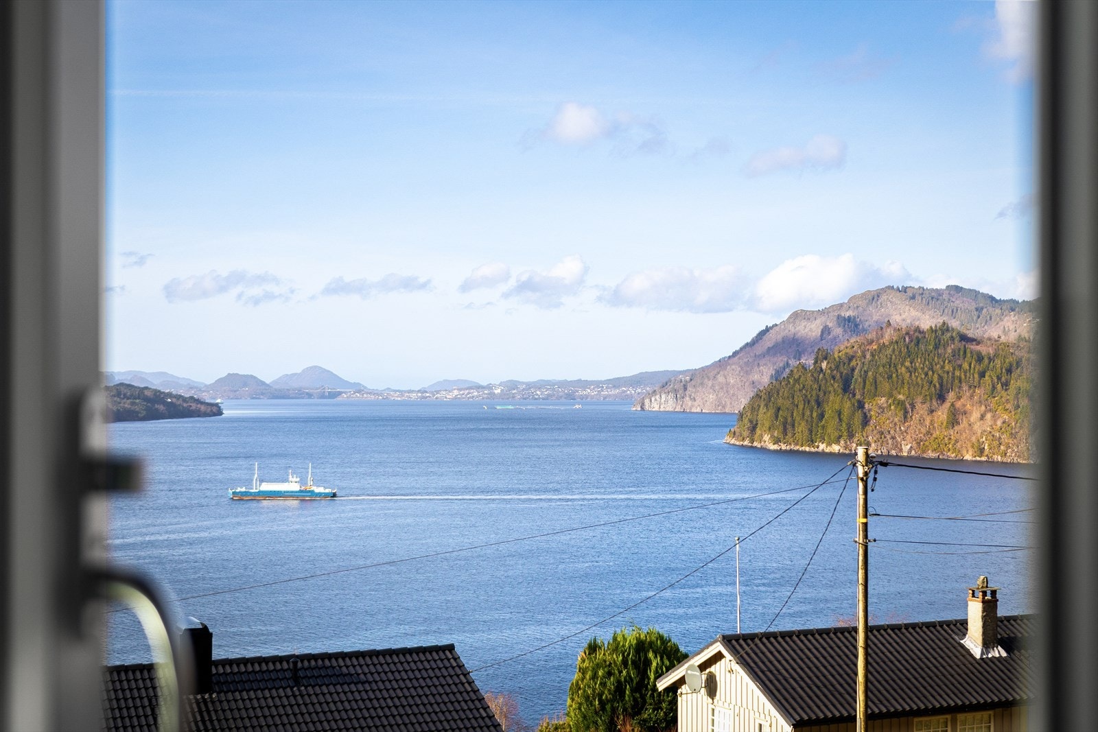 Utsikt fra stuen. Her har du fergen som tar deg til Åsane på ca. 21 min fra boligen. Galleribilde